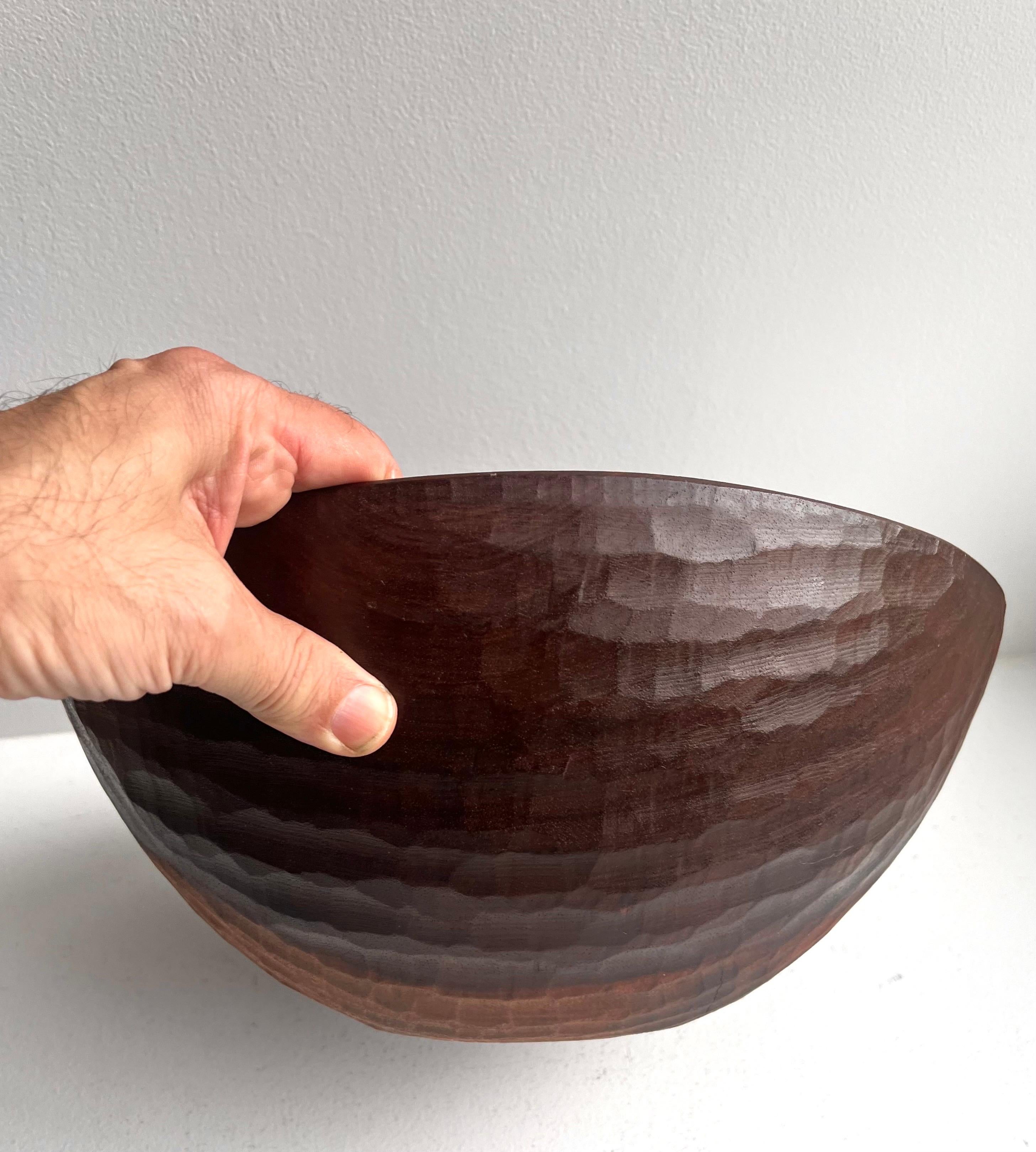 Legno massiccio Grande ciotola in legno rustico in un unico pezzo, artista sconosciuto in vendita