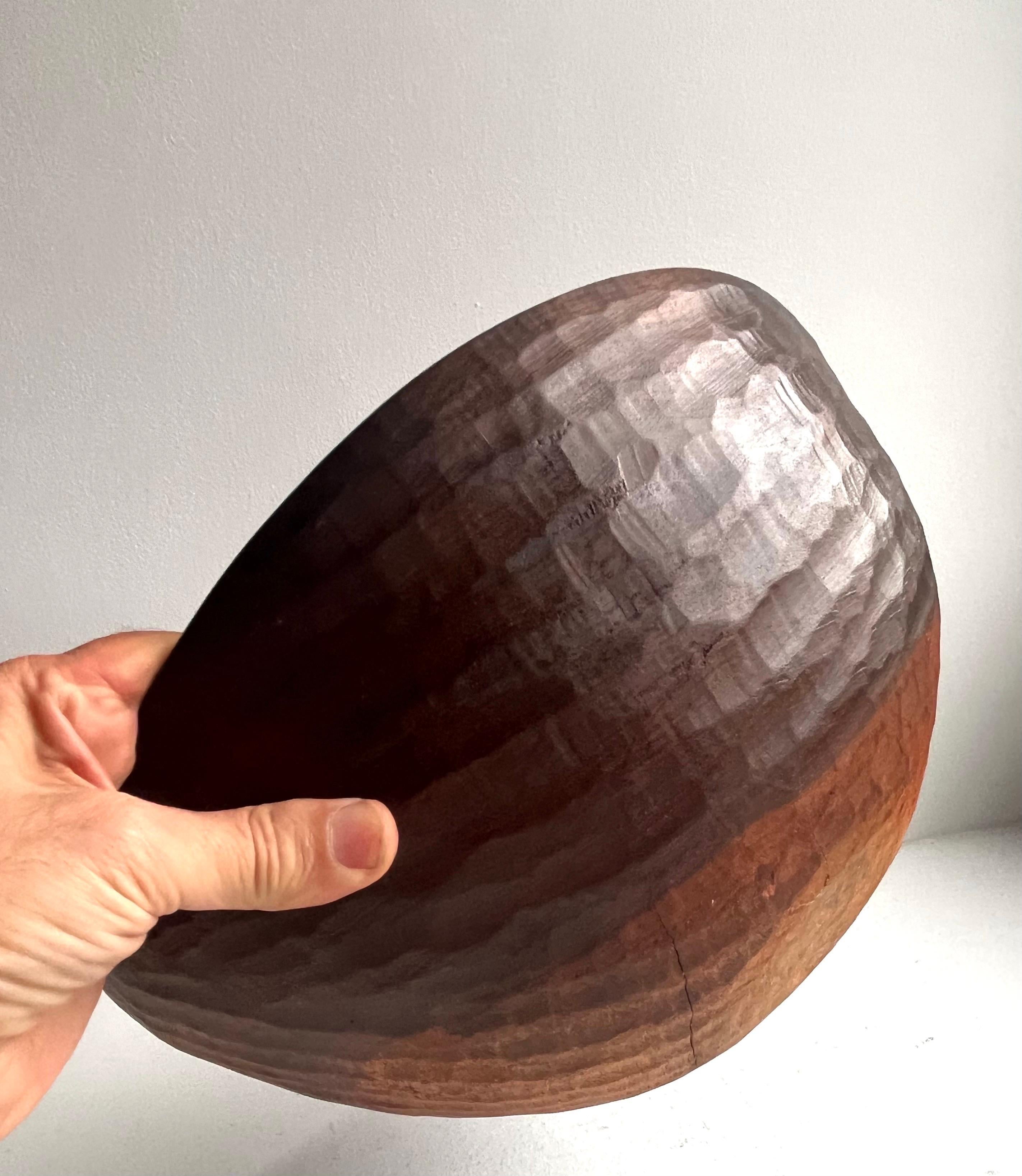 Grande ciotola in legno rustico in un unico pezzo, artista sconosciuto in vendita 1