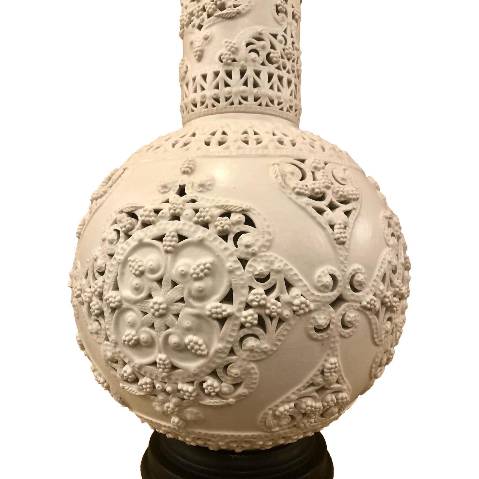 Eine italienische Tischlampe aus Porzellan im Arabeskenstil aus der Mitte des Jahrhunderts.

Abmessungen:
Höhe des Körpers: 30