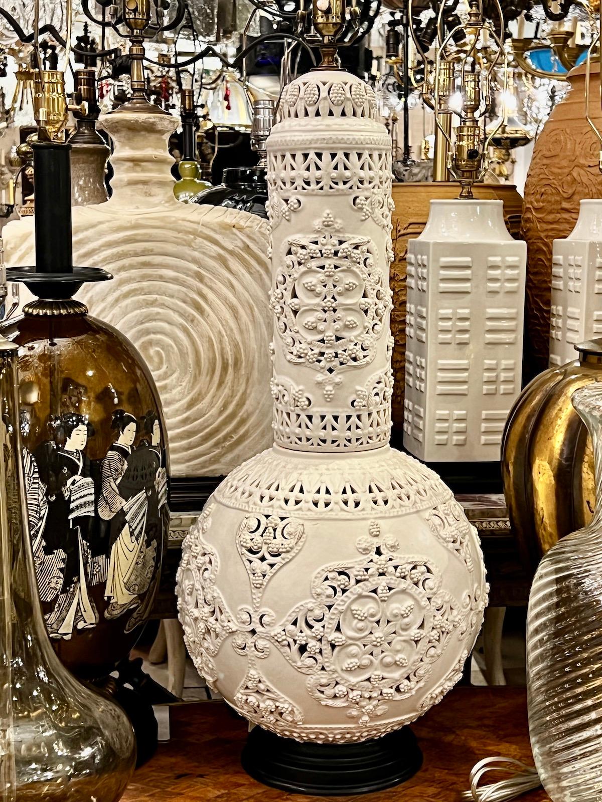 Große einzelne Porzellan-Tischlampe im Zustand „Gut“ im Angebot in New York, NY