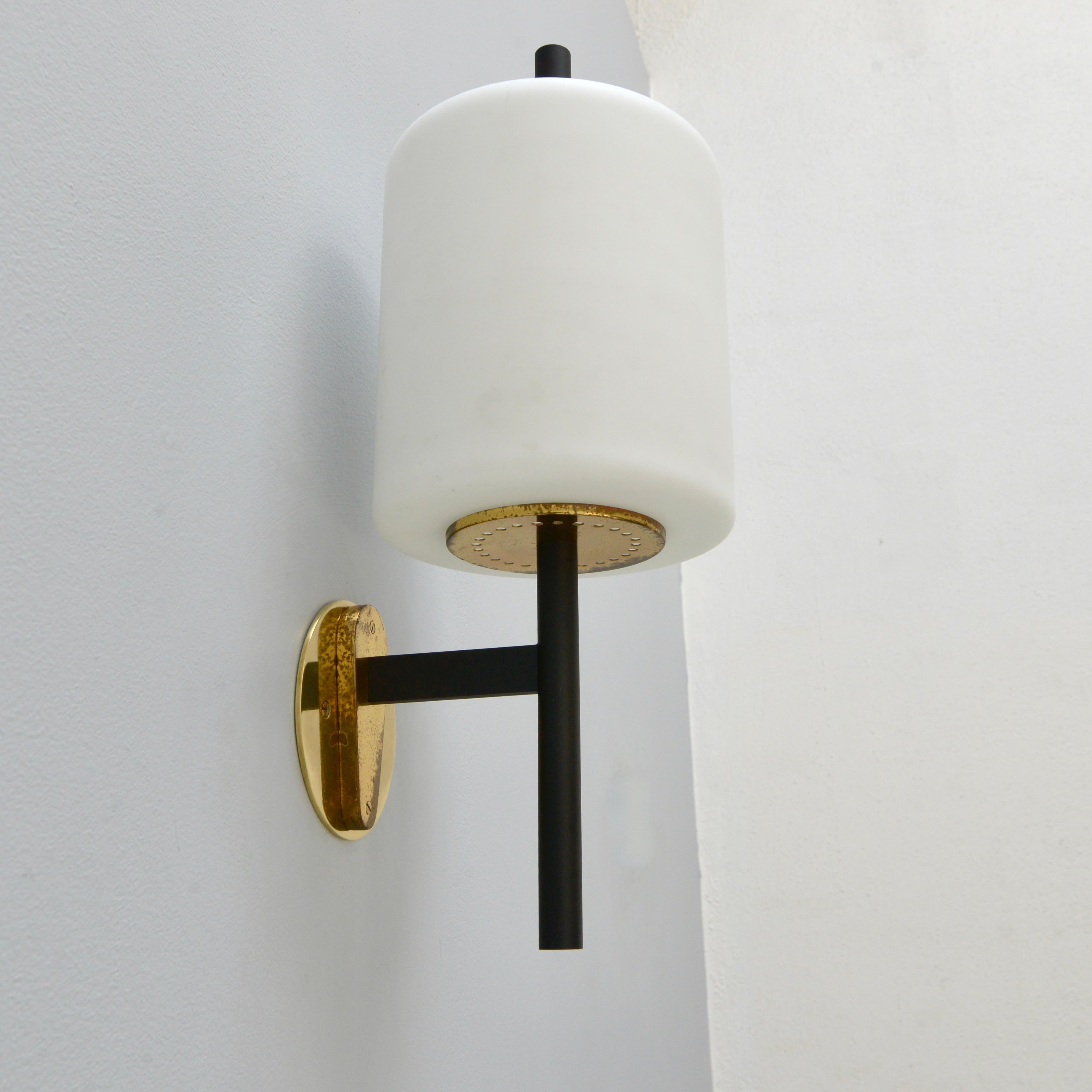 Impresionante aplique clásico de mediados de siglo de Stilnovo de Italia de los años 50 en latón envejecido naturalmente, vidrio soplado y aluminio pintado. Parcialmente restaurada. 3 enchufes E12 con base de candelabro para uso en EE.UU. También