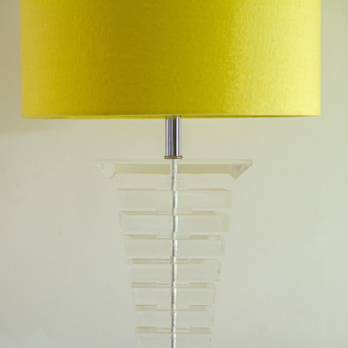 Lucite Grande lampada da tavolo singola affusolata e impilata in lucite, anni '70 in vendita