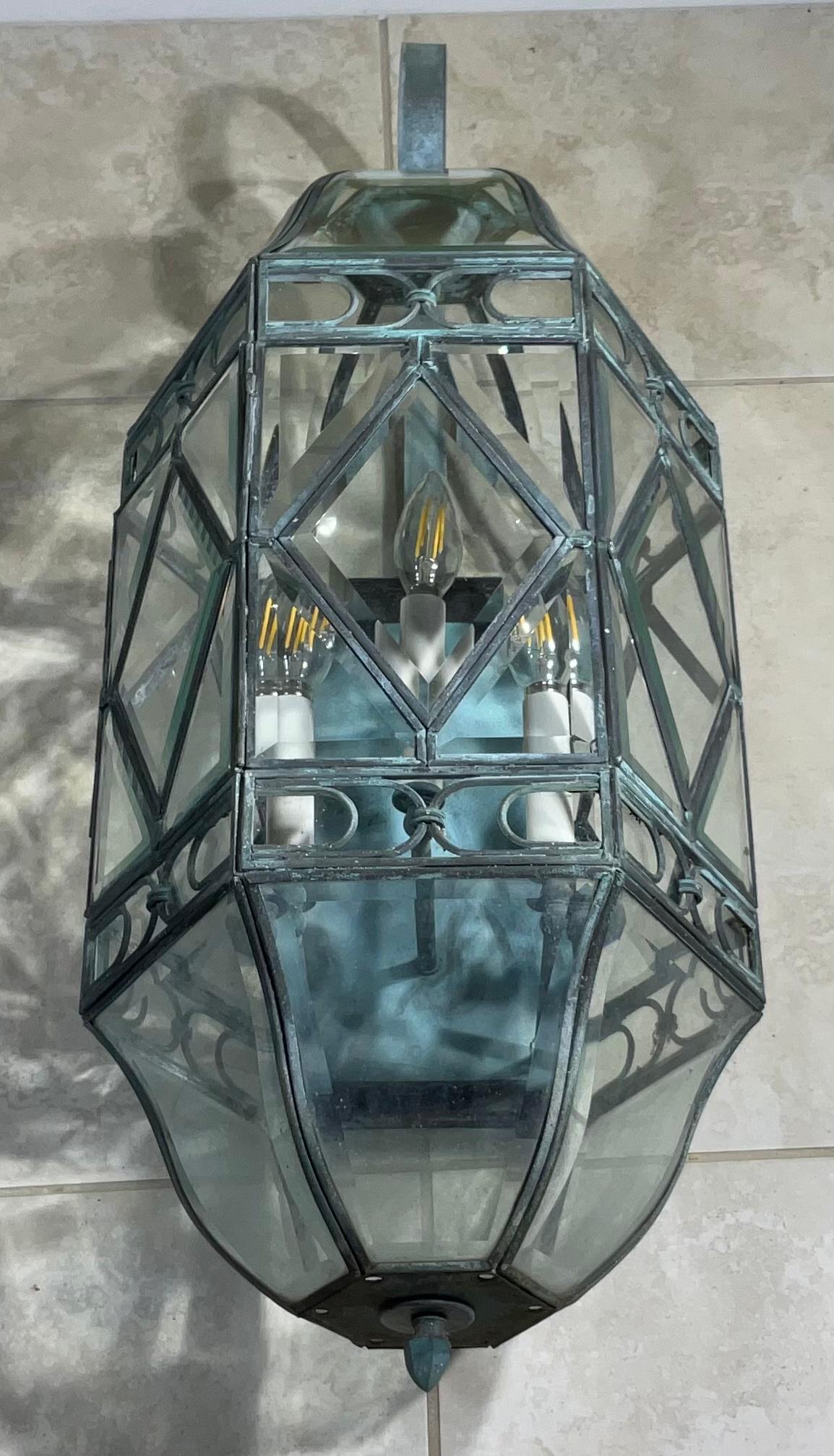 Large Single Vintage Brass Wall Lantern In Good Condition For Sale In Delray Beach, FL