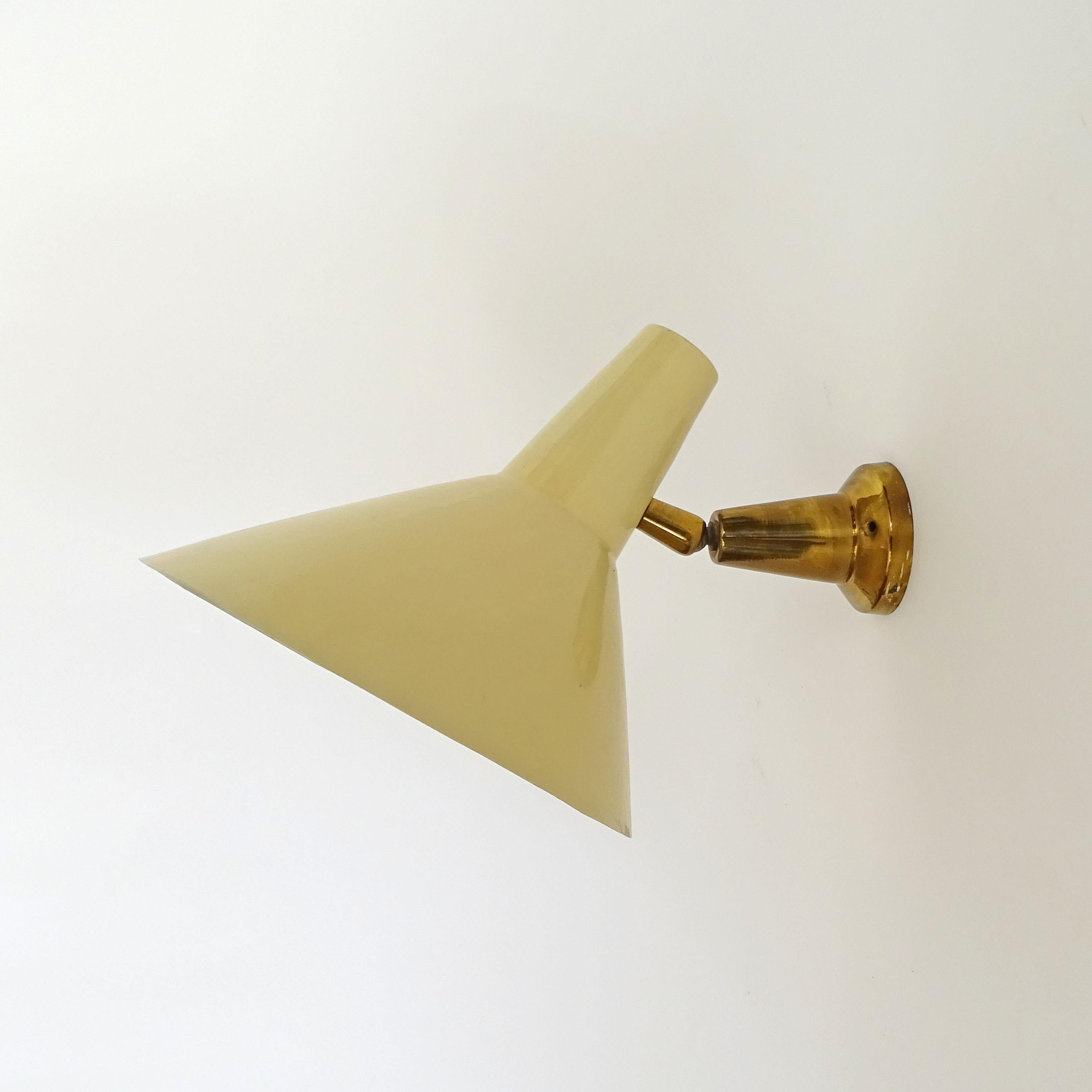 Aplique de pared grande regulable en latón y pantalla de aluminio color crema, 
Italia, años 50.
 