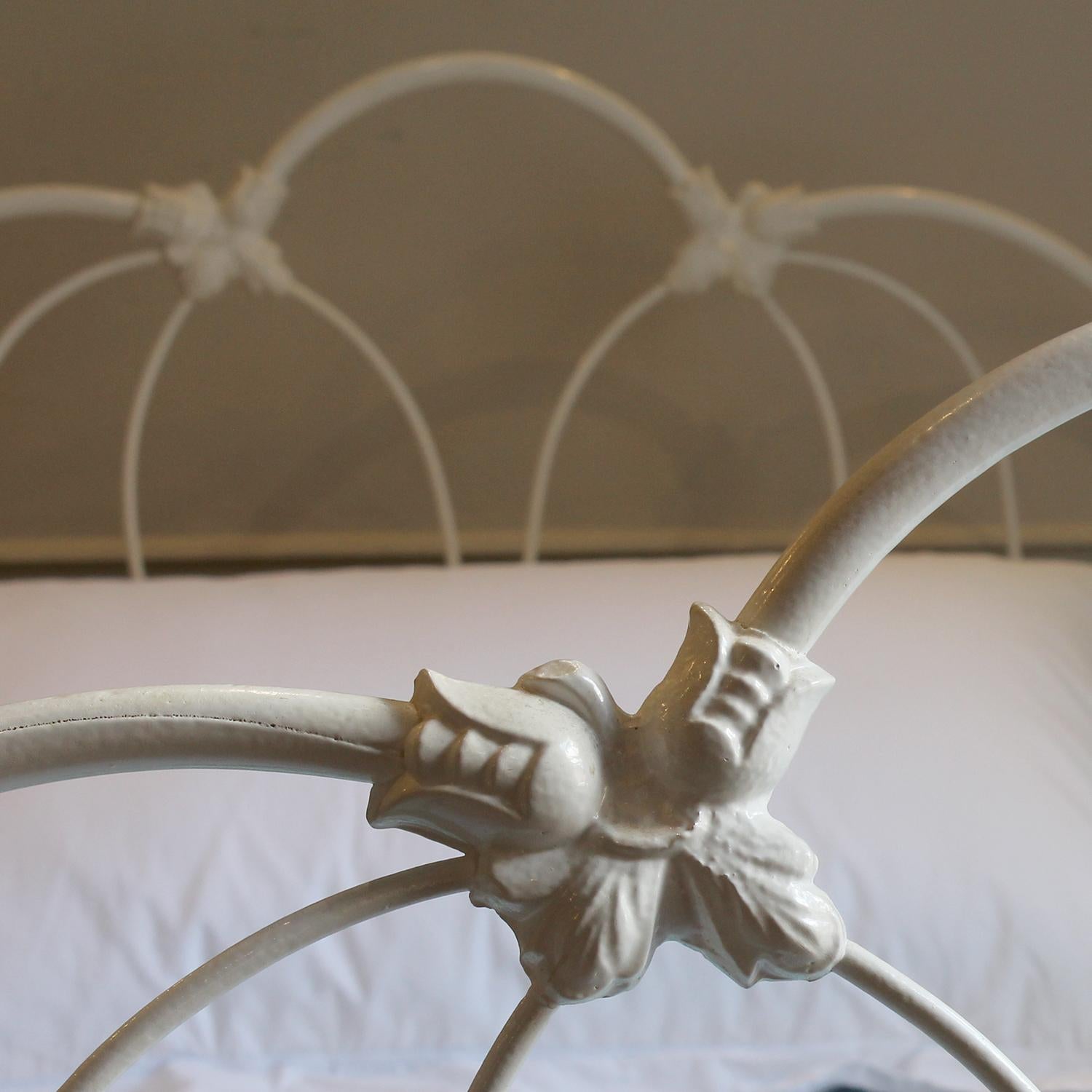 Large Single White Cast Iron Antique Bed MS73 In Good Condition For Sale In Wrexham, GB