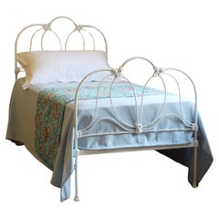 Cama individual grande de hierro fundido blanco antiguo MS73