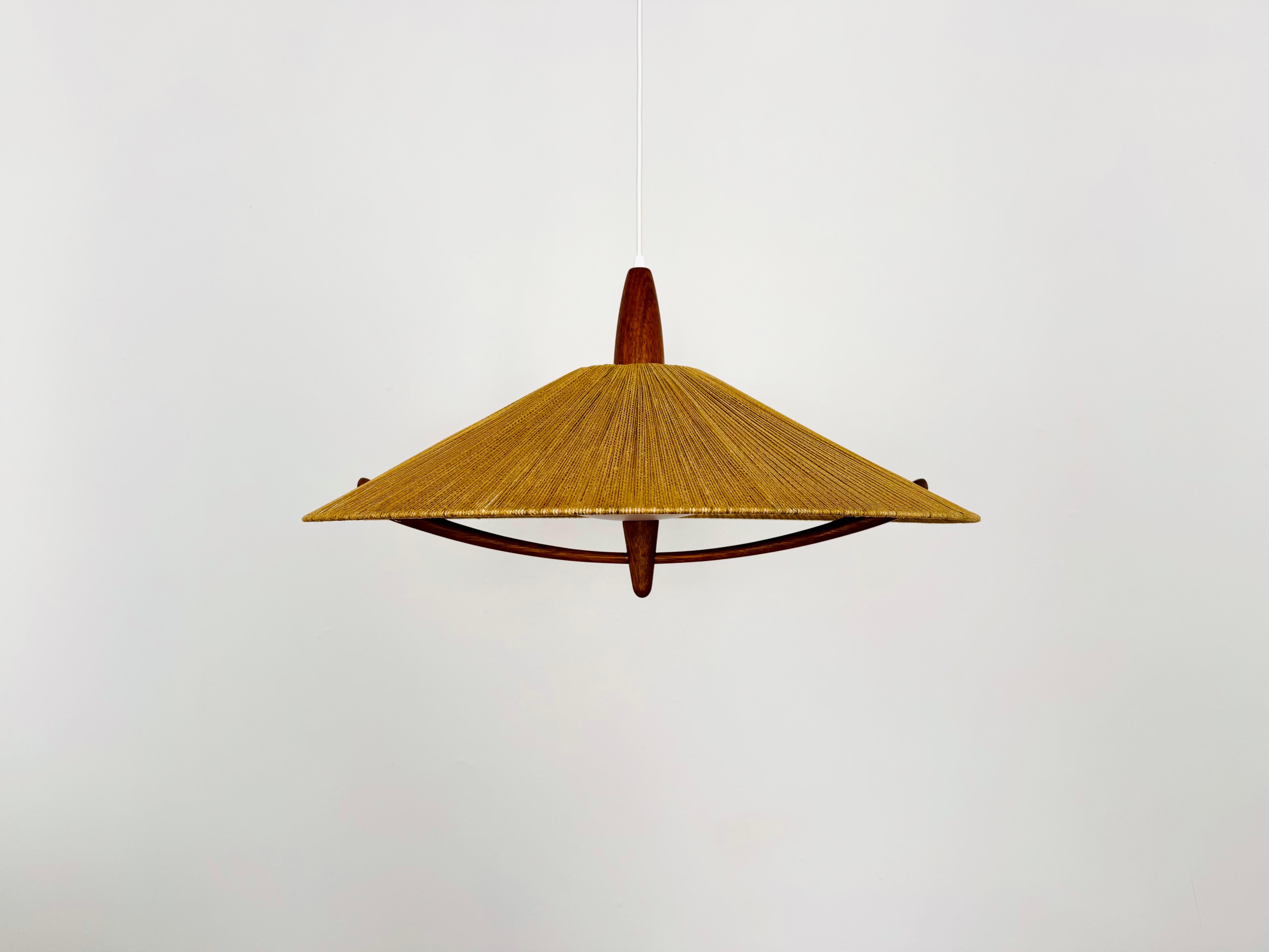 Lampada a sospensione eccezionalmente bella e molto grande degli anni '60.
Il design era molto insolito.
La forma e i materiali creano una luce calda e molto piacevole.

Condizioni:

Condizioni vintage molto buone con lievi segni di usura.
Il