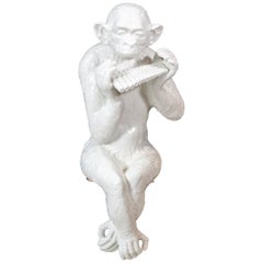 Gran chimpancé sentado tocando la zampoña
