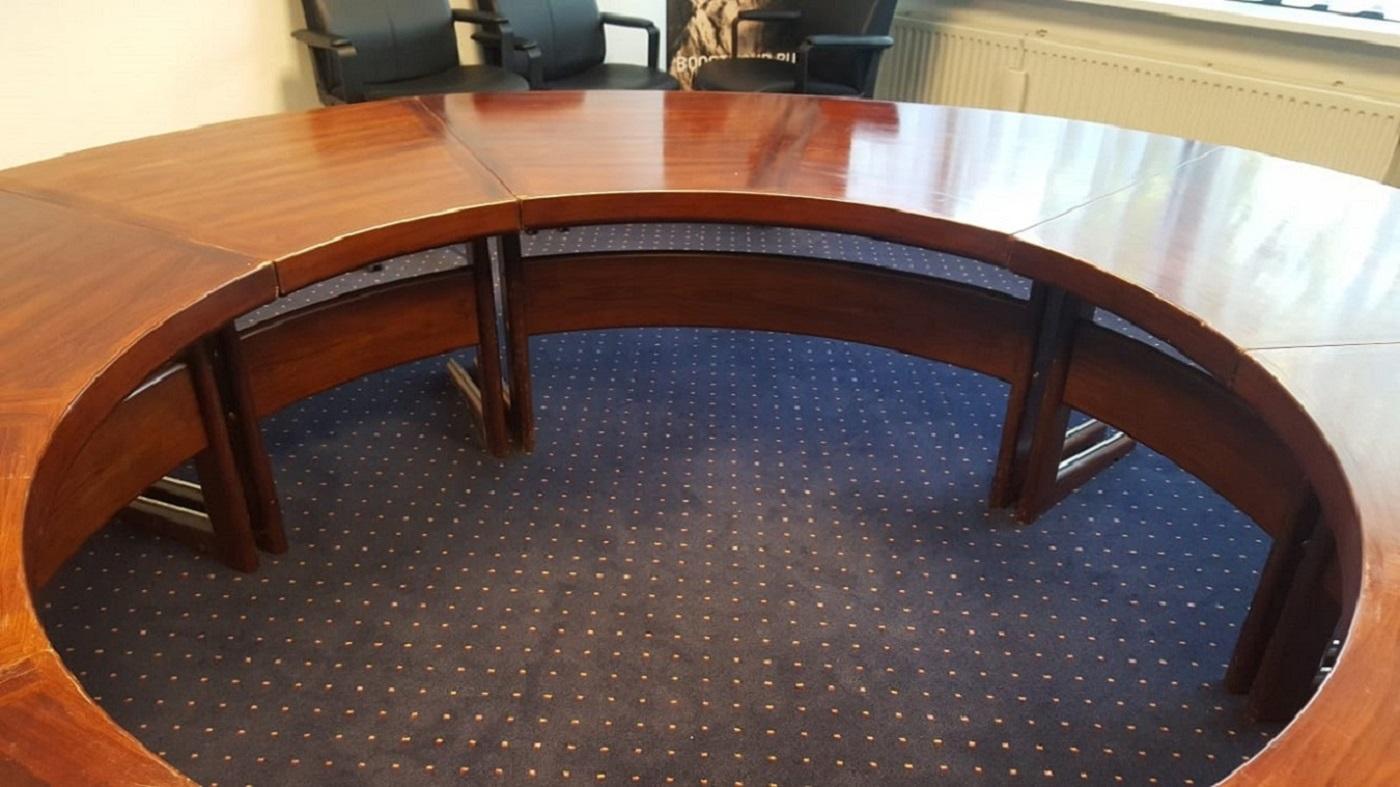 Large Size 10 Persons Round Mahogany Conference Table In Good Condition For Sale In Raalte, NL