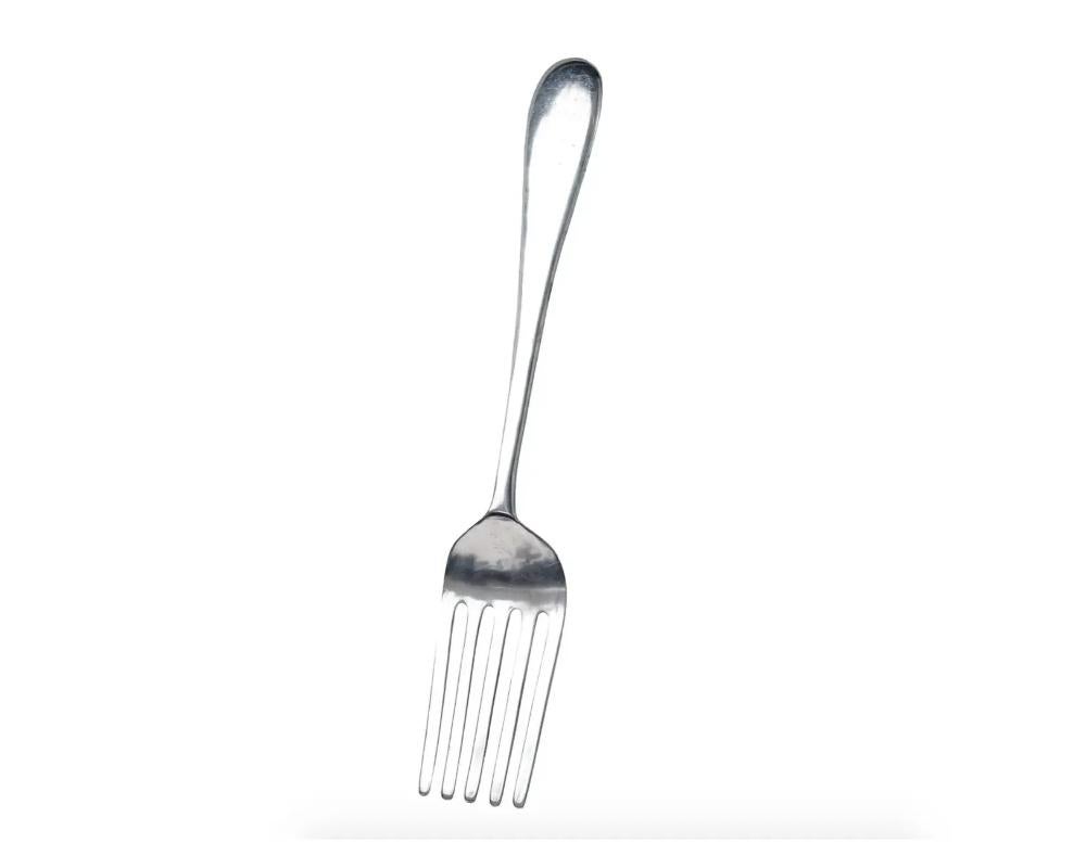 Une fourche en alliage d'aluminium d'une taille inhabituelle. La fourche comporte deux trous et une corde de suspension à l'arrière. Articles de table et de bureau vintage et modernes, souvenirs, cuisine et décoration d'intérieur pour les