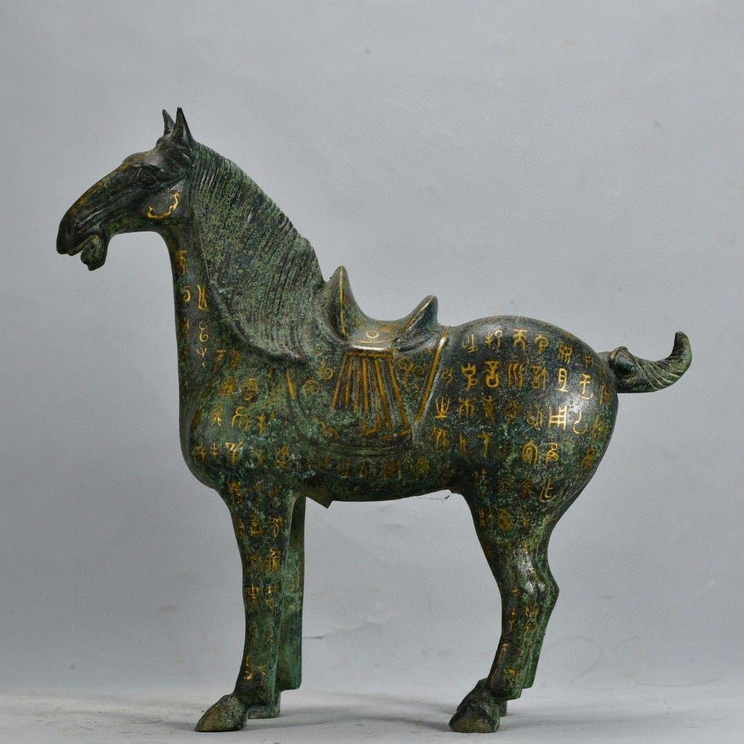 La Statua di Cavallo in piedi in bronzo antico di grandi dimensioni con caratteri in oro è un manufatto notevole e culturalmente ricco, che racchiude un significativo valore storico, artistico e simbolico. 

La presenza di caratteri dorati sulla