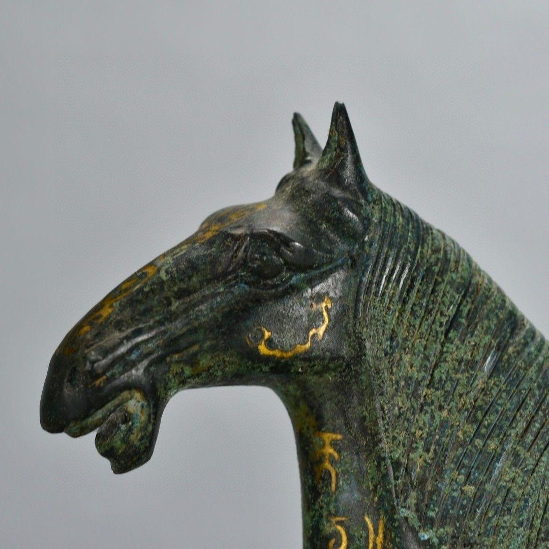 Statua di cavallo antico in piedi in bronzo di grandi dimensioni con personaggi in Bigli In condizioni discrete in vendita a 景德镇市, CN