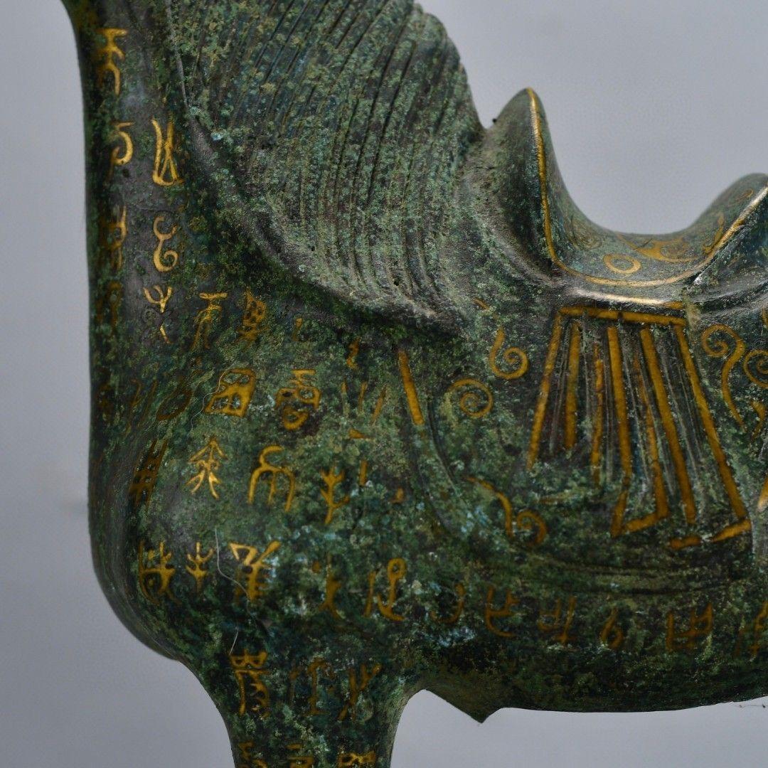XIX secolo Statua di cavallo antico in piedi in bronzo di grandi dimensioni con personaggi in Bigli in vendita