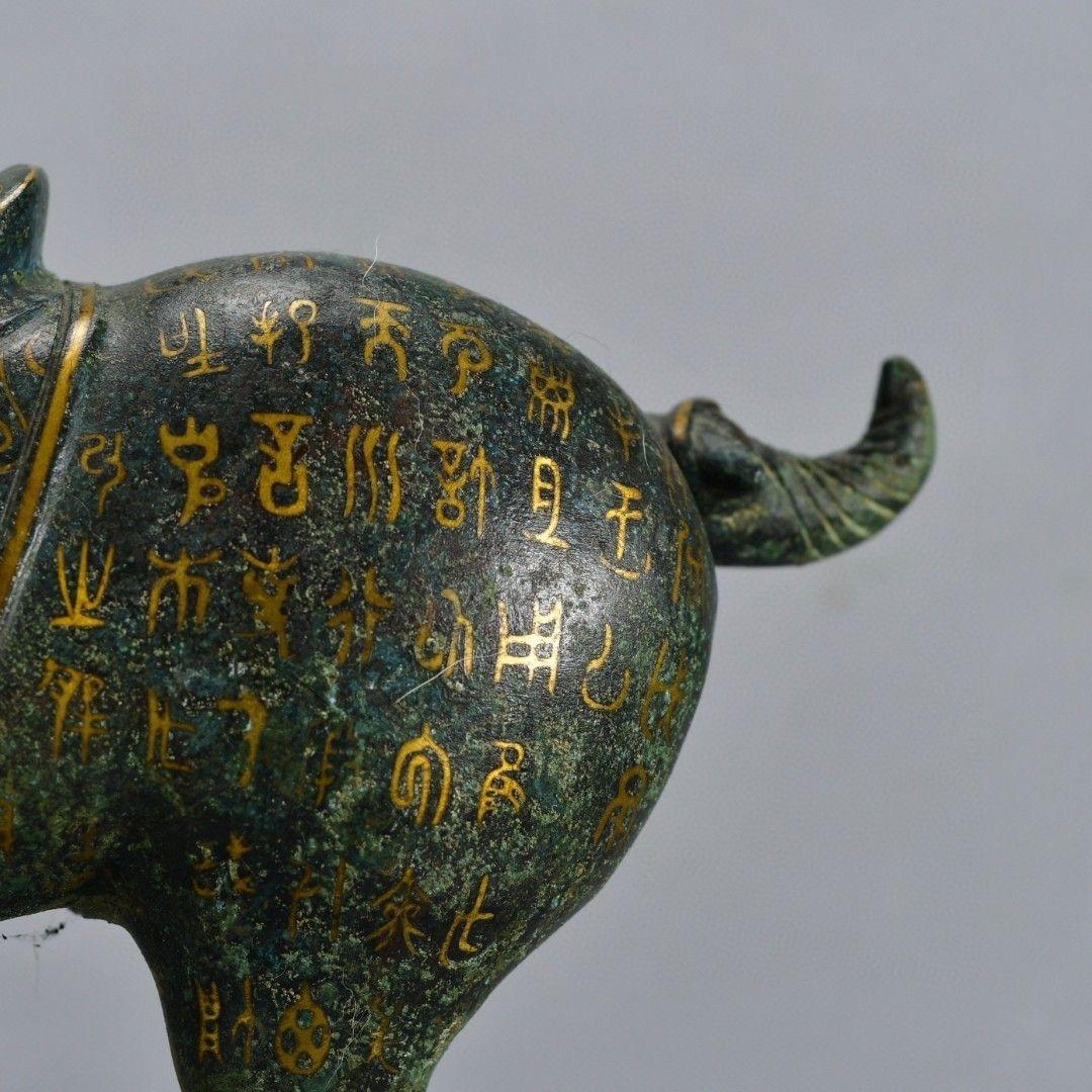 Bronzo Statua di cavallo antico in piedi in bronzo di grandi dimensioni con personaggi in Bigli in vendita