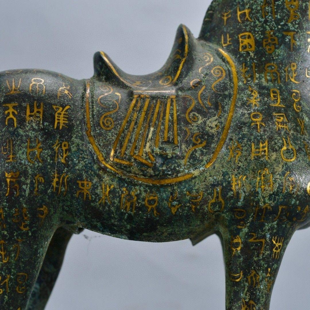 Statua di cavallo antico in piedi in bronzo di grandi dimensioni con personaggi in Bigli in vendita 1