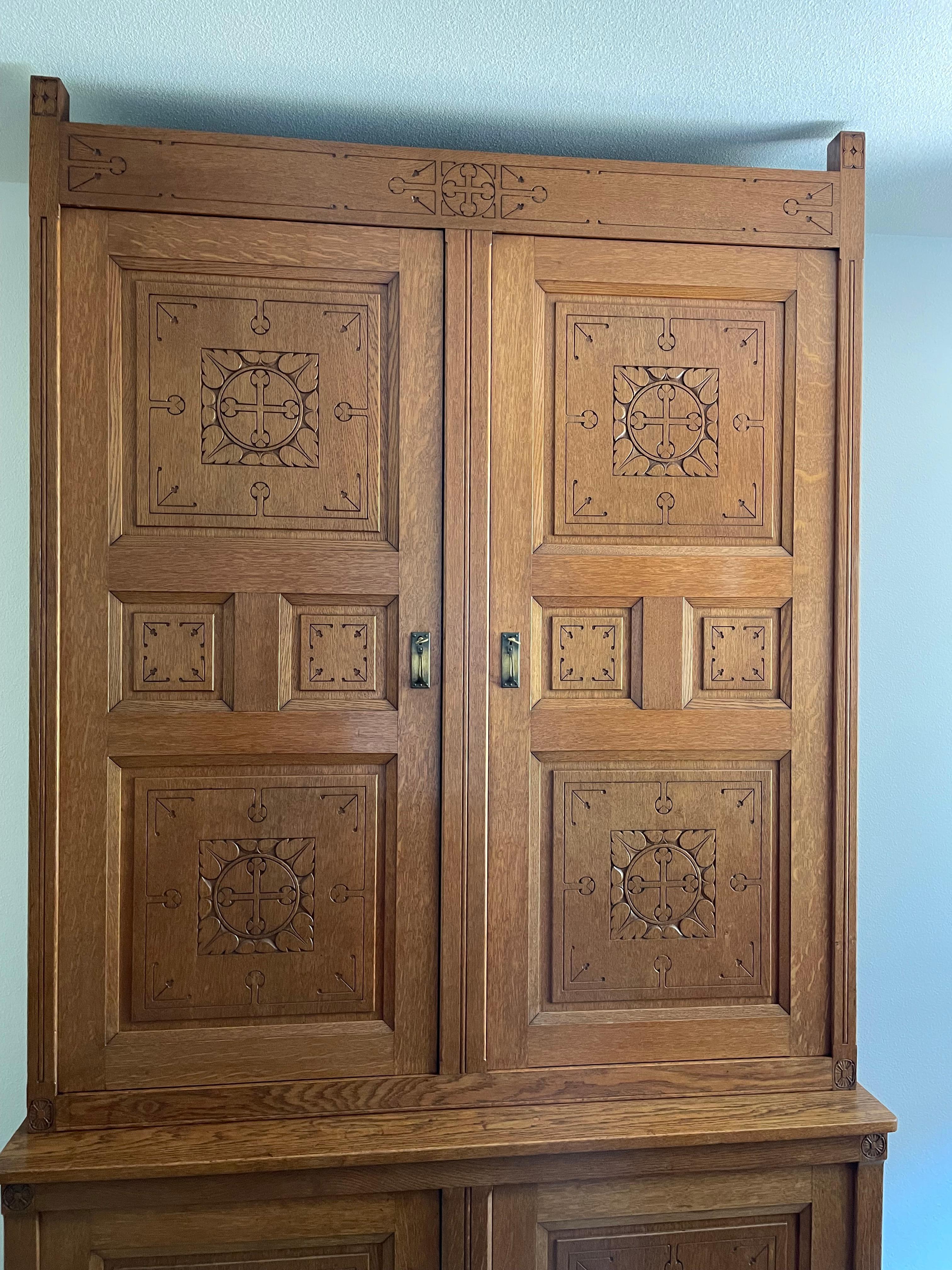 20ième siècle Grande armoire / bibliothèque de monastère en chêne sculpté à la main, Antique Revive Gothique en vente