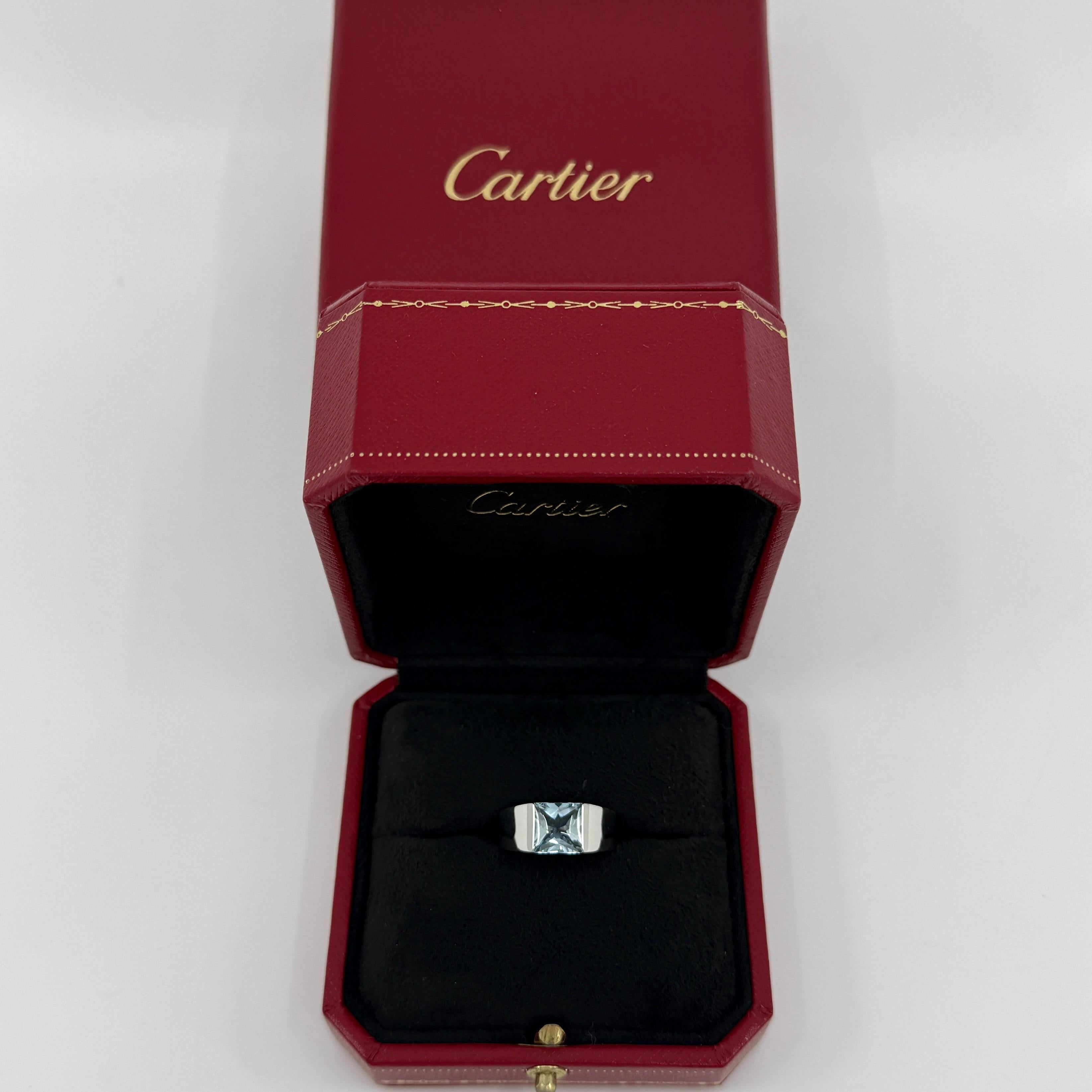 Anello Cartier d'epoca con acquamarina blu fine in oro bianco 18 carati, grande 8 mm.

Stupendo anello in oro bianco con una grande acquamarina blu incastonata di 8 mm. Queste dimensioni dell'anello del serbatoio sono molto più rare rispetto alle