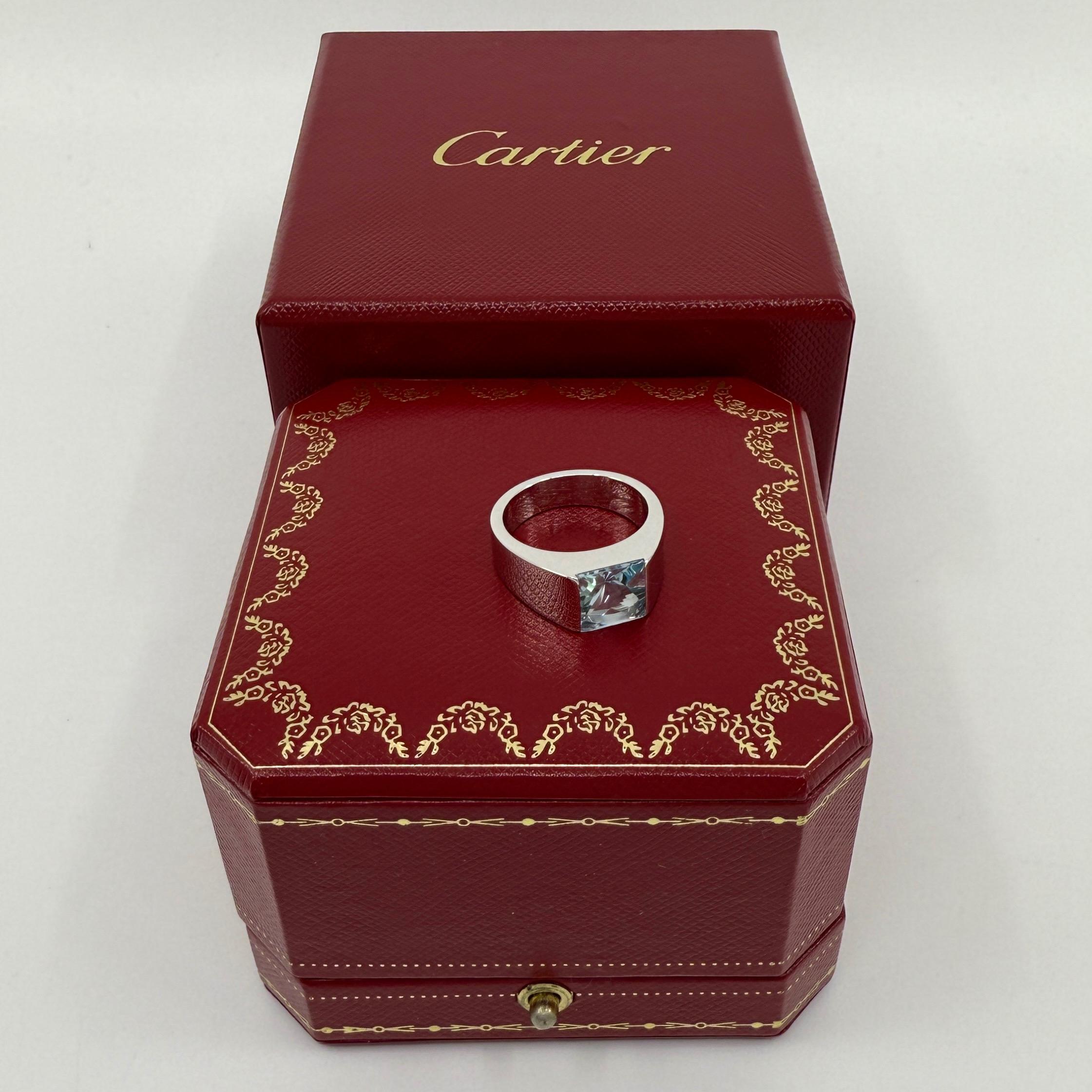 Anello Cartier di grandi dimensioni con acquamarina blu tagliata a cuscino quadrato in oro bianco 18 carati In condizioni ottime in vendita a Birmingham, GB
