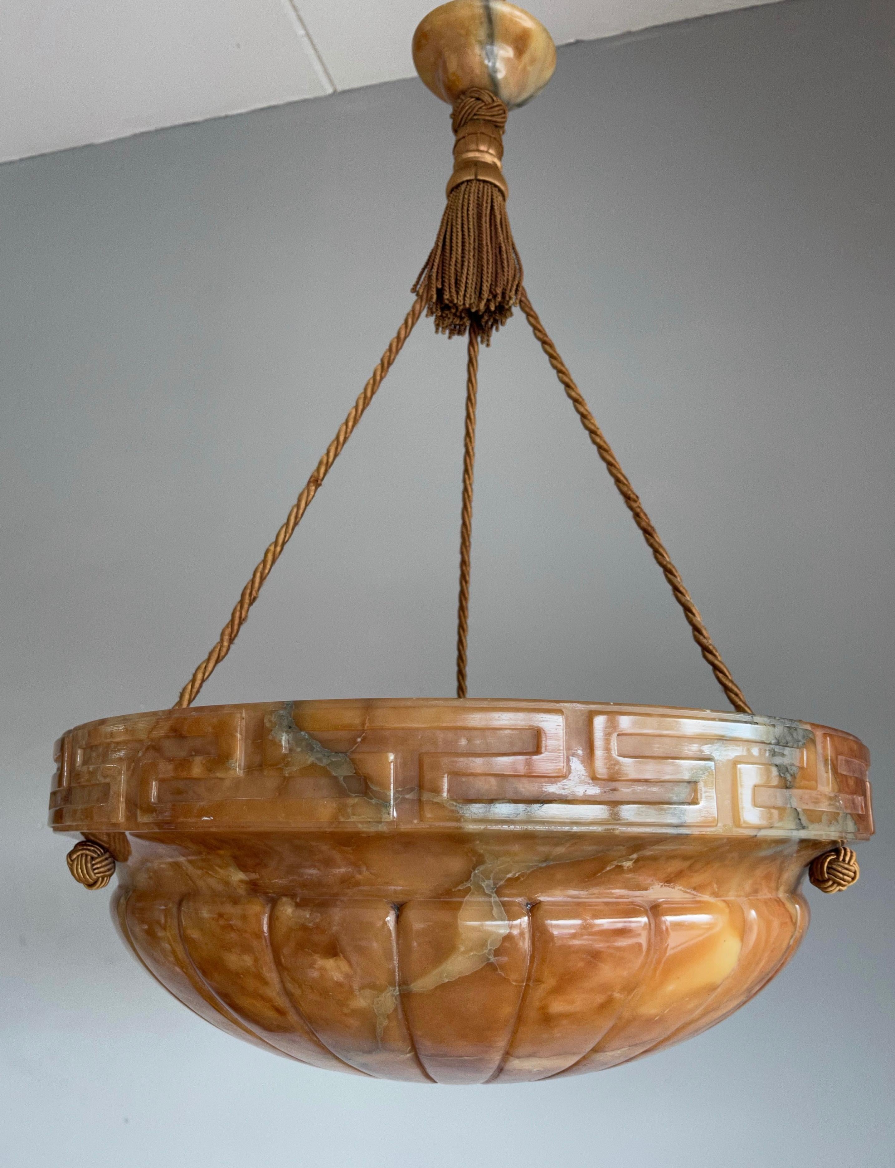 Français Grand modèle de lampe suspendue en albâtre antique sculpté, luminaire w. Pattern de clé grecque en vente