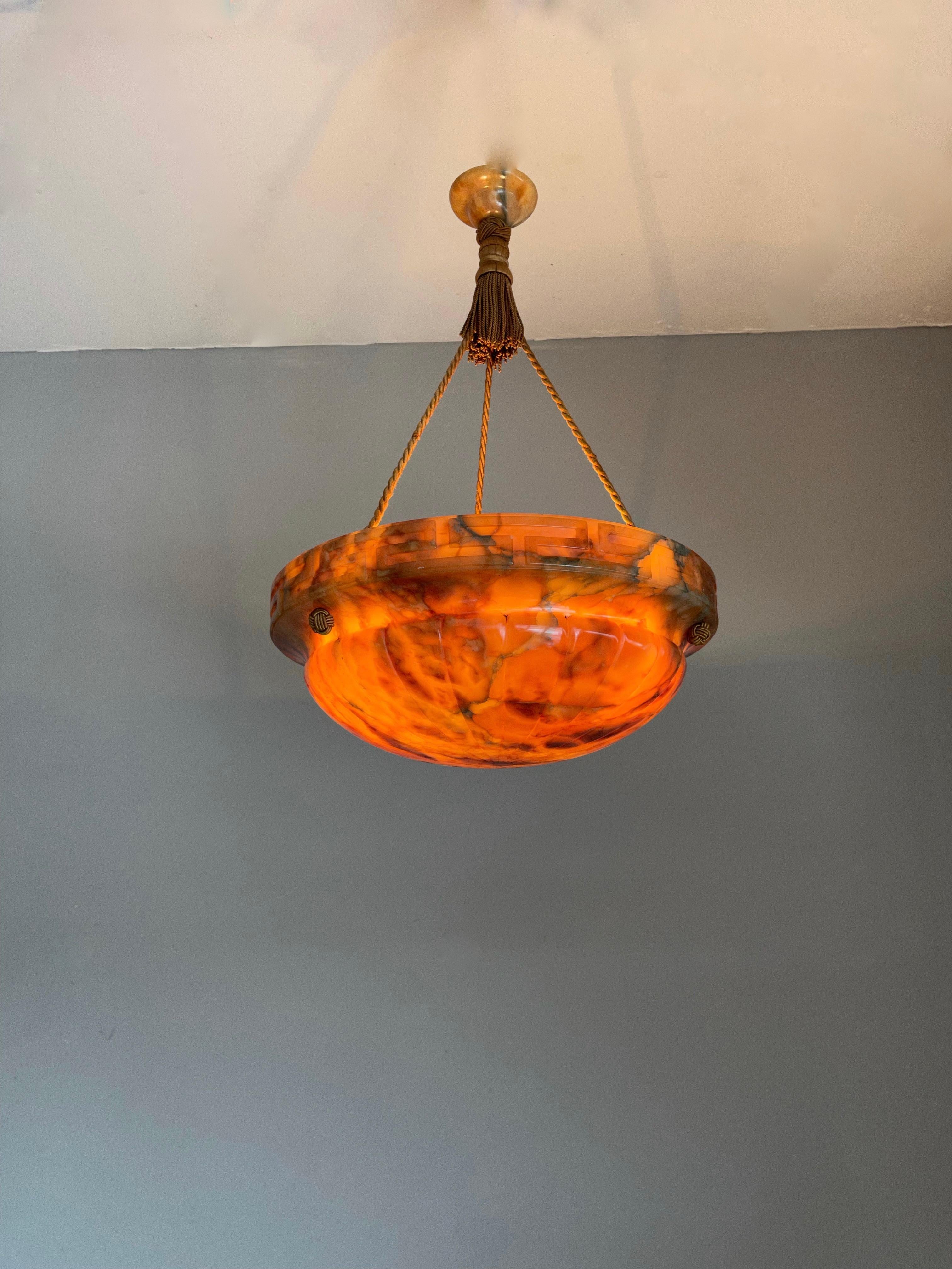 Grand modèle de lampe suspendue en albâtre antique sculpté, luminaire w. Pattern de clé grecque Excellent état - En vente à Lisse, NL