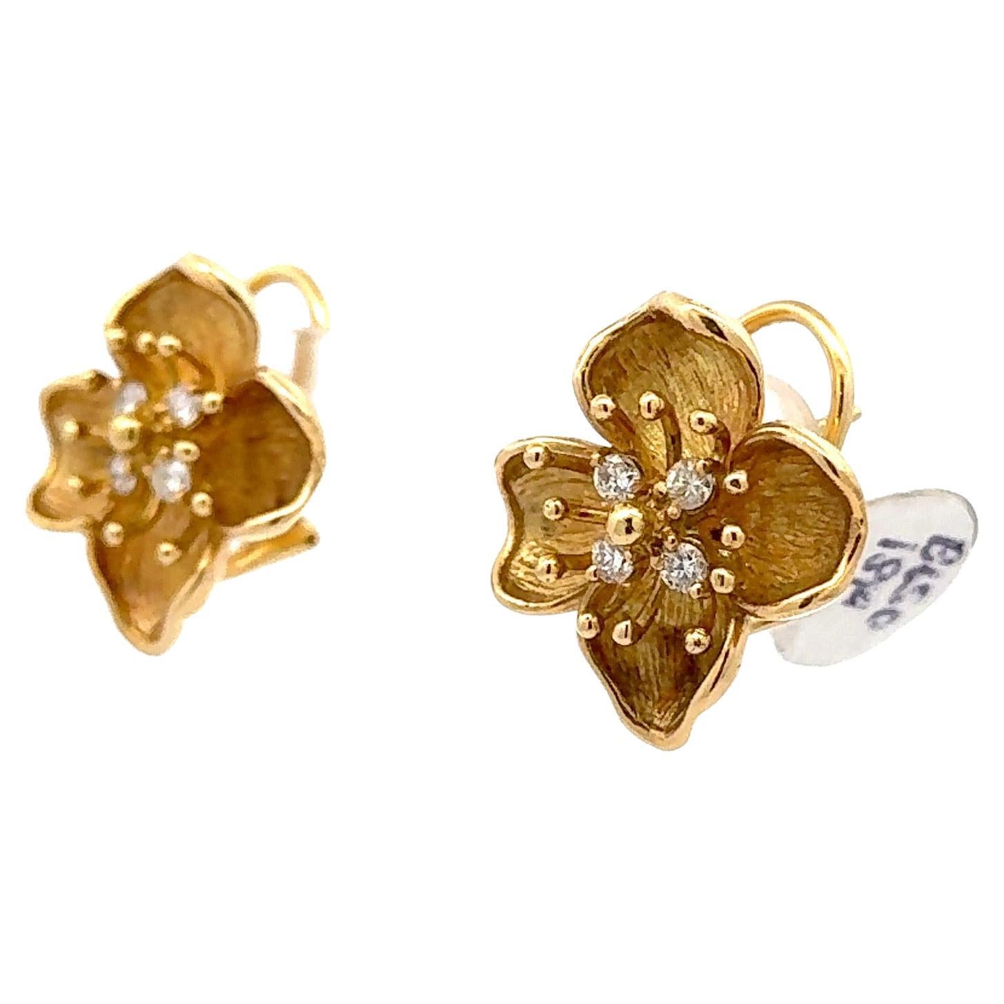 Contemporaneo Orecchini a perno con fiore di diamante di grandi dimensioni 0,56 carati in oro giallo 18 carati in vendita