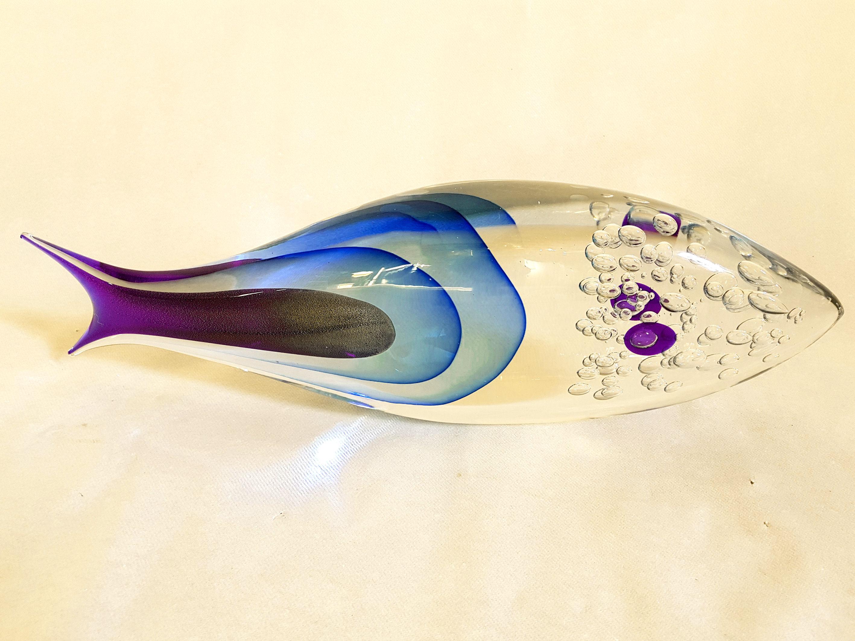 Large size fish sculpture, made in Sommerso Murano glass, by Flavio Poli, circa 1970s. Italy.
Blue hues and clear glass, with air bubbles inside.
Hand blown Murano work.
Excellent condition.