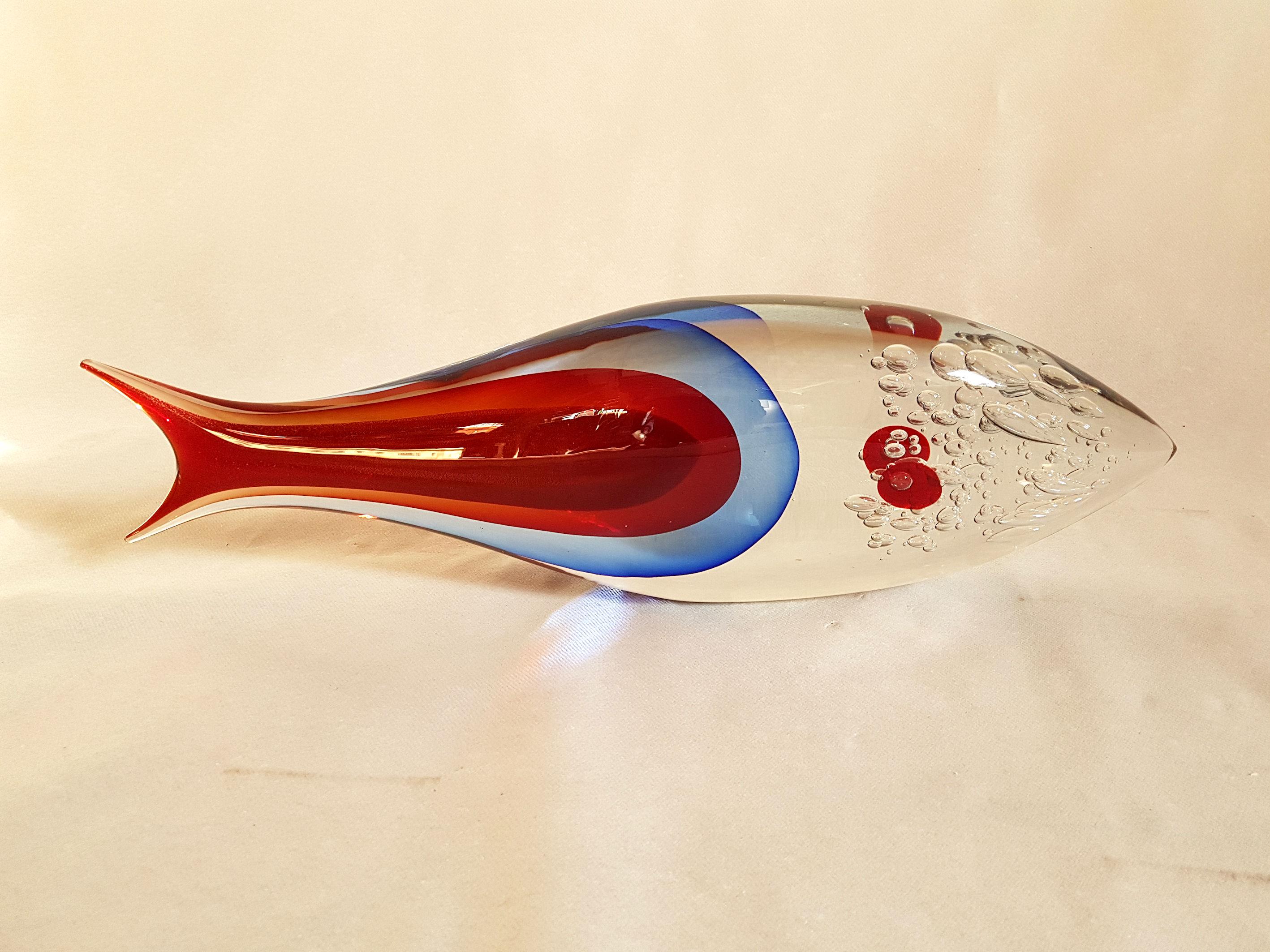 Large size fish sculpture, made in Sommerso Murano glass, by Flavio Poli, circa 1970s, Italy.
Blue and red hues and clear glass, with air bubbles inside.
Hand blown Murano work.
Excellent condition.