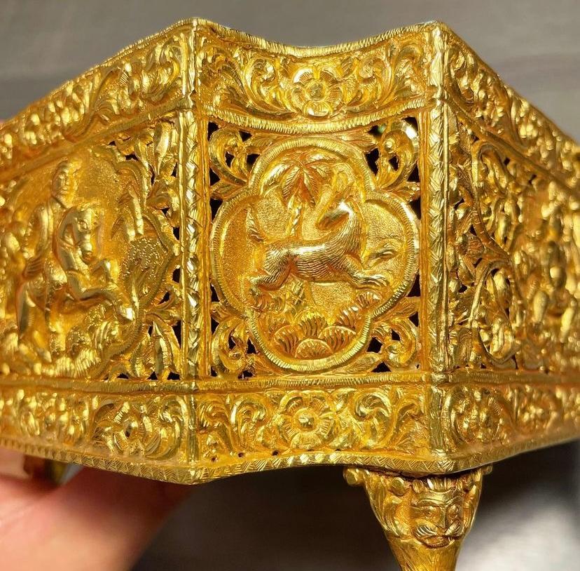 Large Size Gem Set and Enamel Indian Gold Box 6