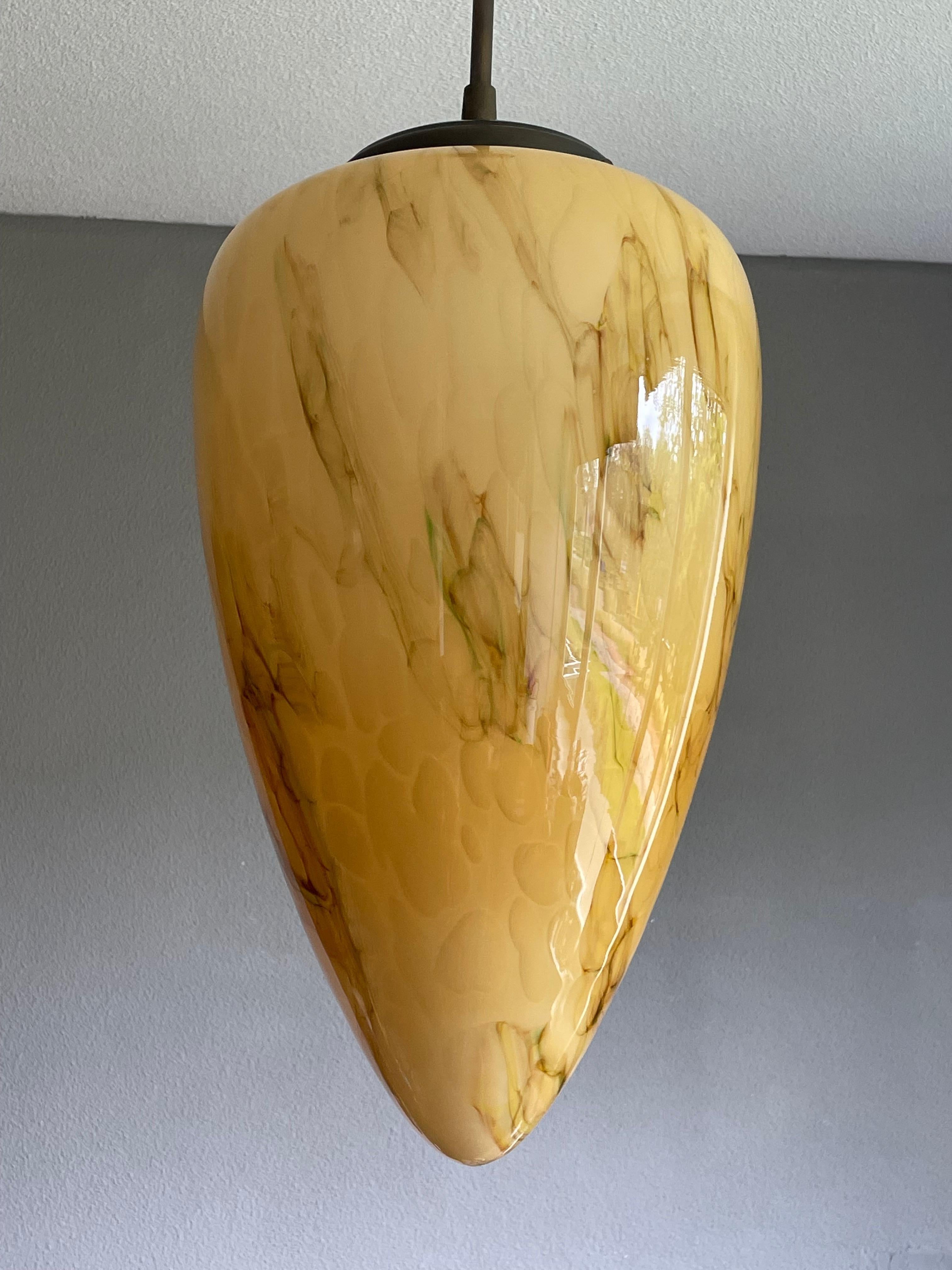 Art Déco Ciondolo in vetro di grandi dimensioni e di grande forma a cono in stile Art Deco del Medioevo in vendita