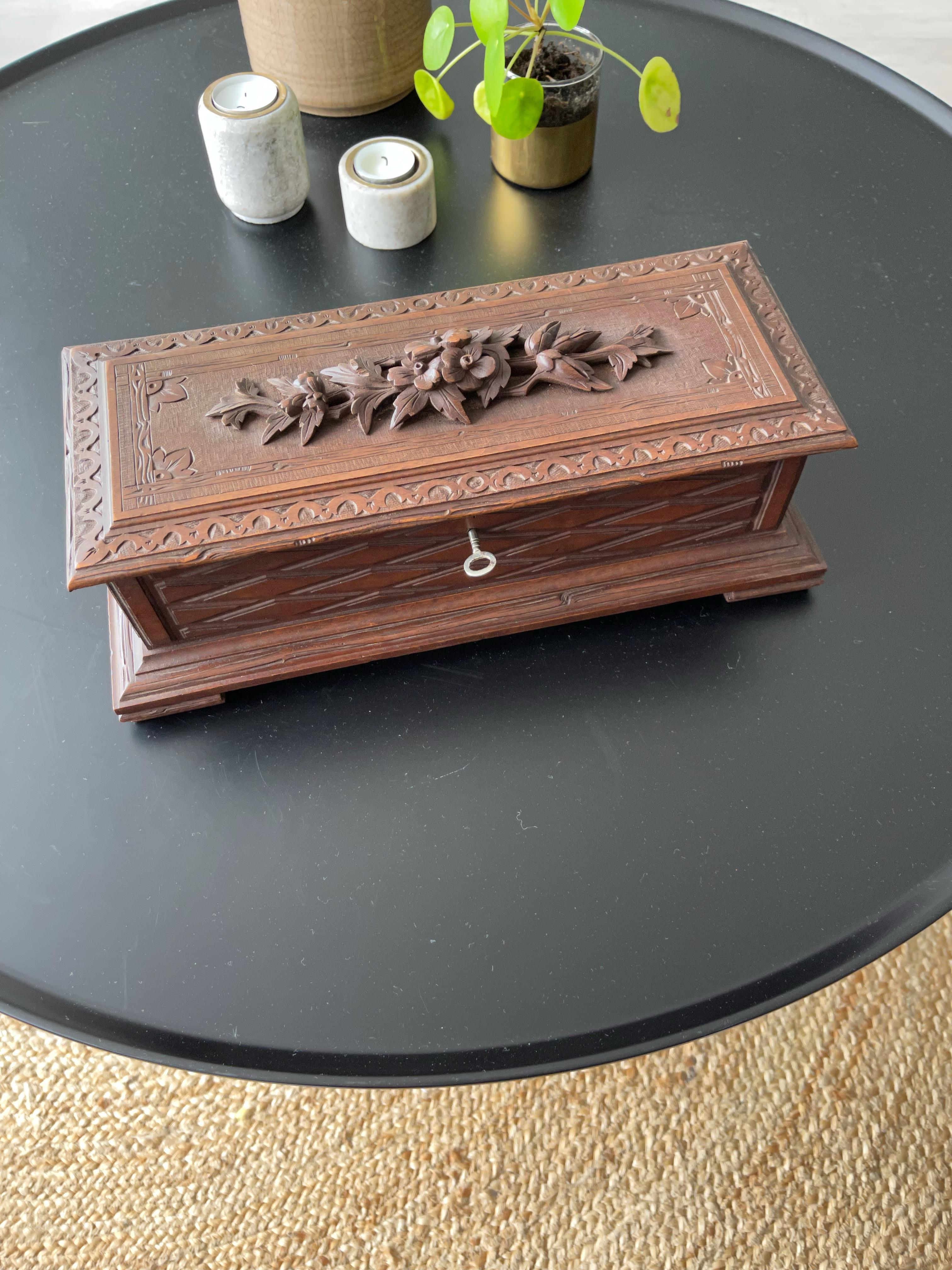 Large Size & Great Quality Carved Jewelry, Treasure or Collecting Box / Casket For Sale 6