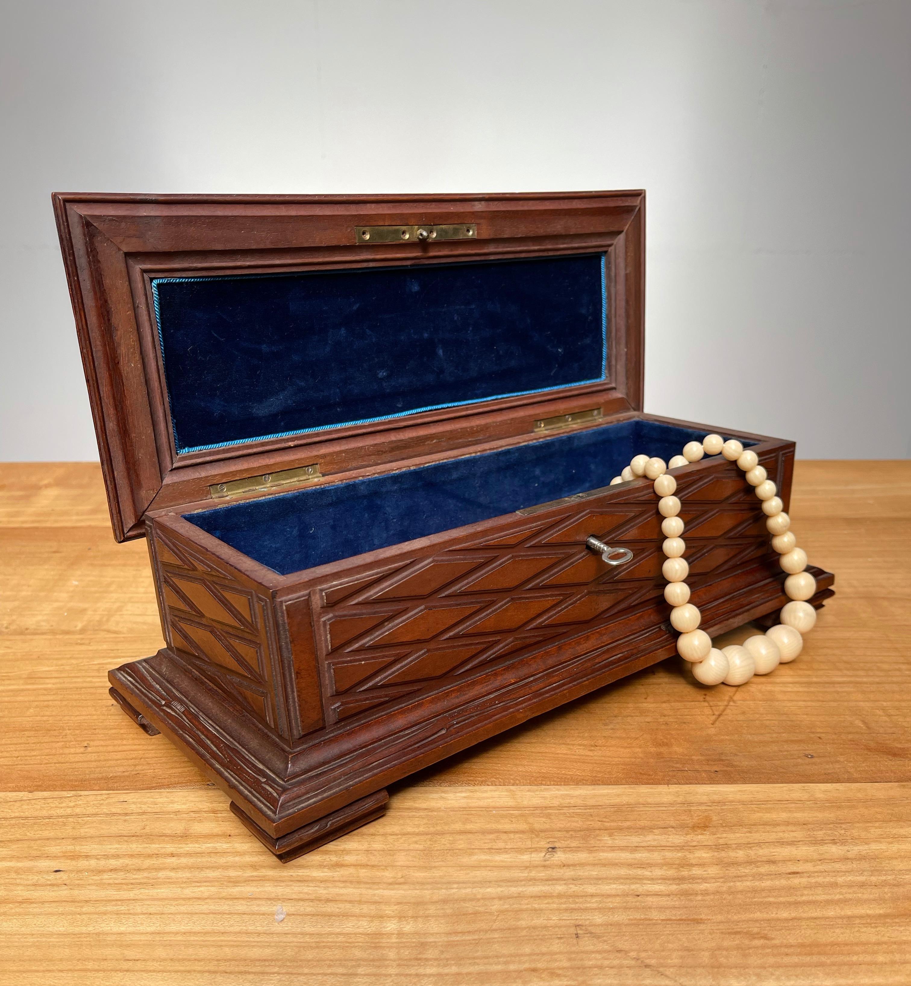 A beautiful and top condition antique black forest jewelry box, carved on all sides.

This rare and large jewelry box makes a beautiful accessory for a lady with an eye for fine arts. It is a very well fine carved gem and highly practical with a