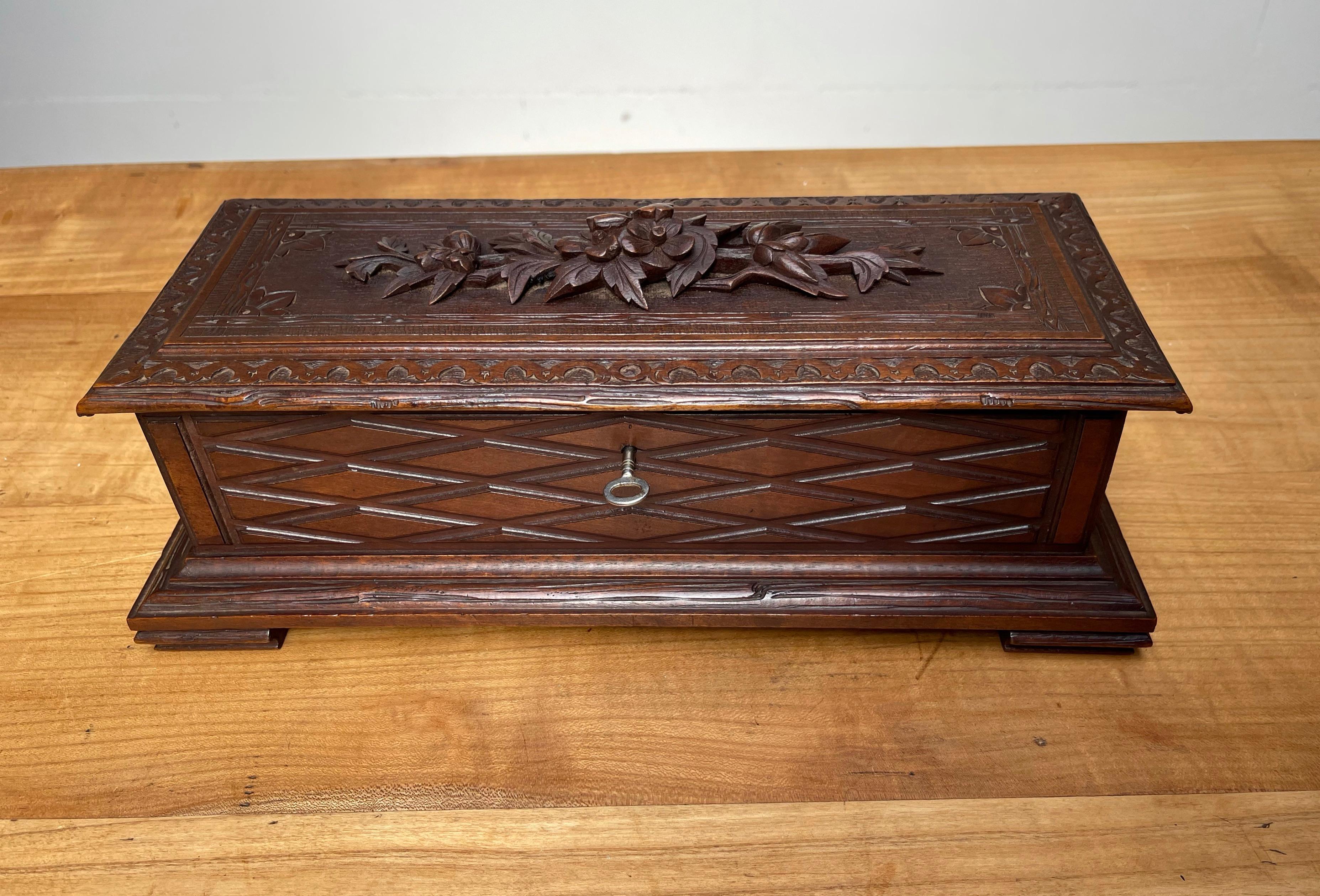 Large Size & Great Quality Carved Jewelry, Treasure or Collecting Box / Casket In Excellent Condition For Sale In Lisse, NL