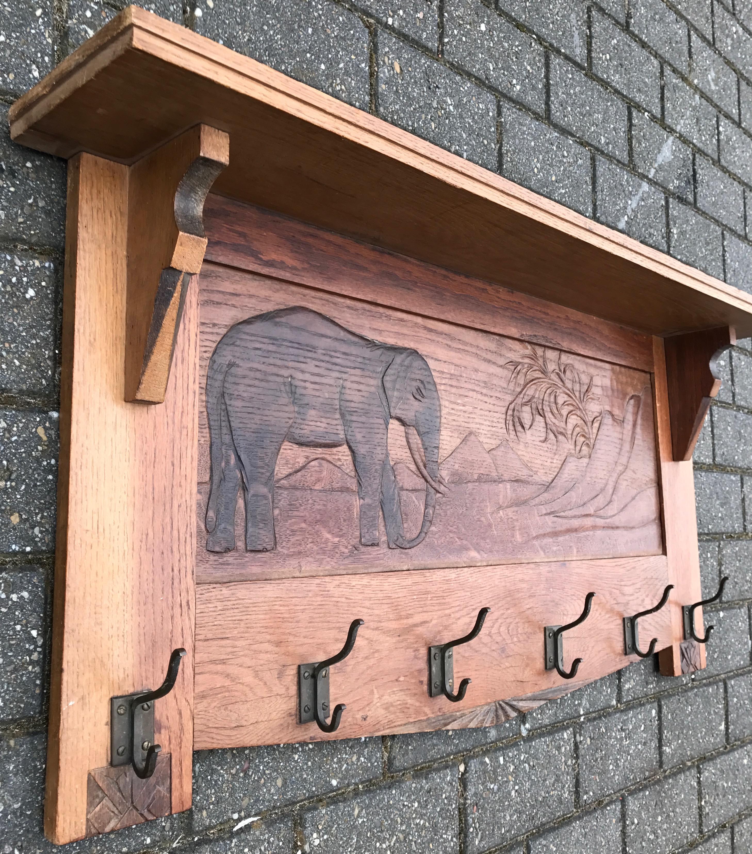 Großer und handgeschnitzter Art-Déco-Wandmantelständer in Großformat mit Stier-Elefanten in Relief (Art déco) im Angebot