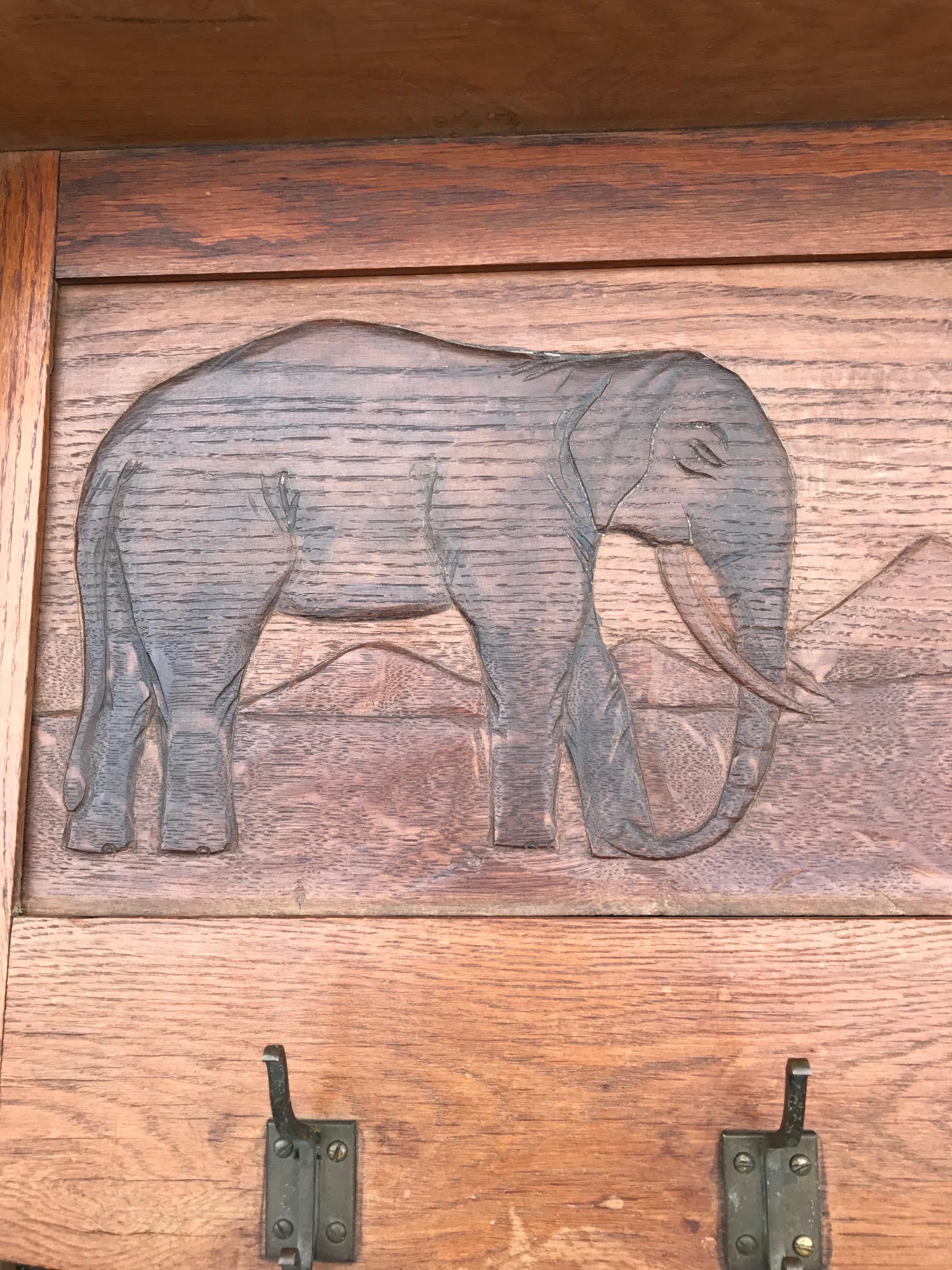 Großer und handgeschnitzter Art-Déco-Wandmantelständer in Großformat mit Stier-Elefanten in Relief (Handgeschnitzt) im Angebot
