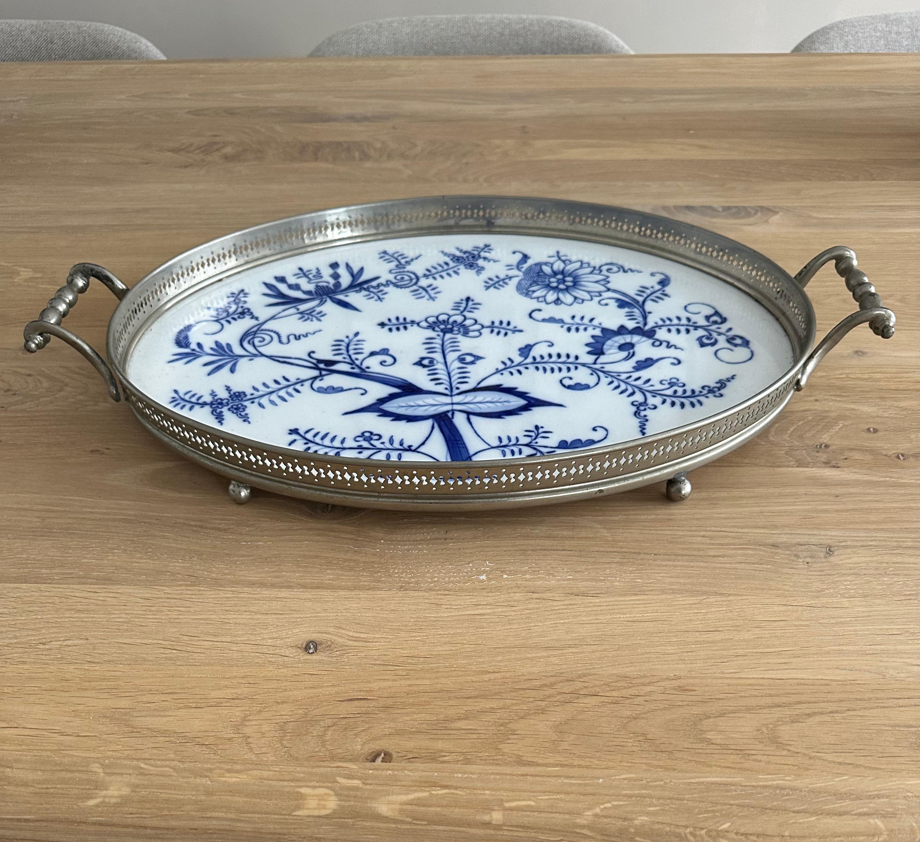 Grand plateau en porcelaine bleue de Delfts peint et émaillé à la main avec motif floral en vente 2