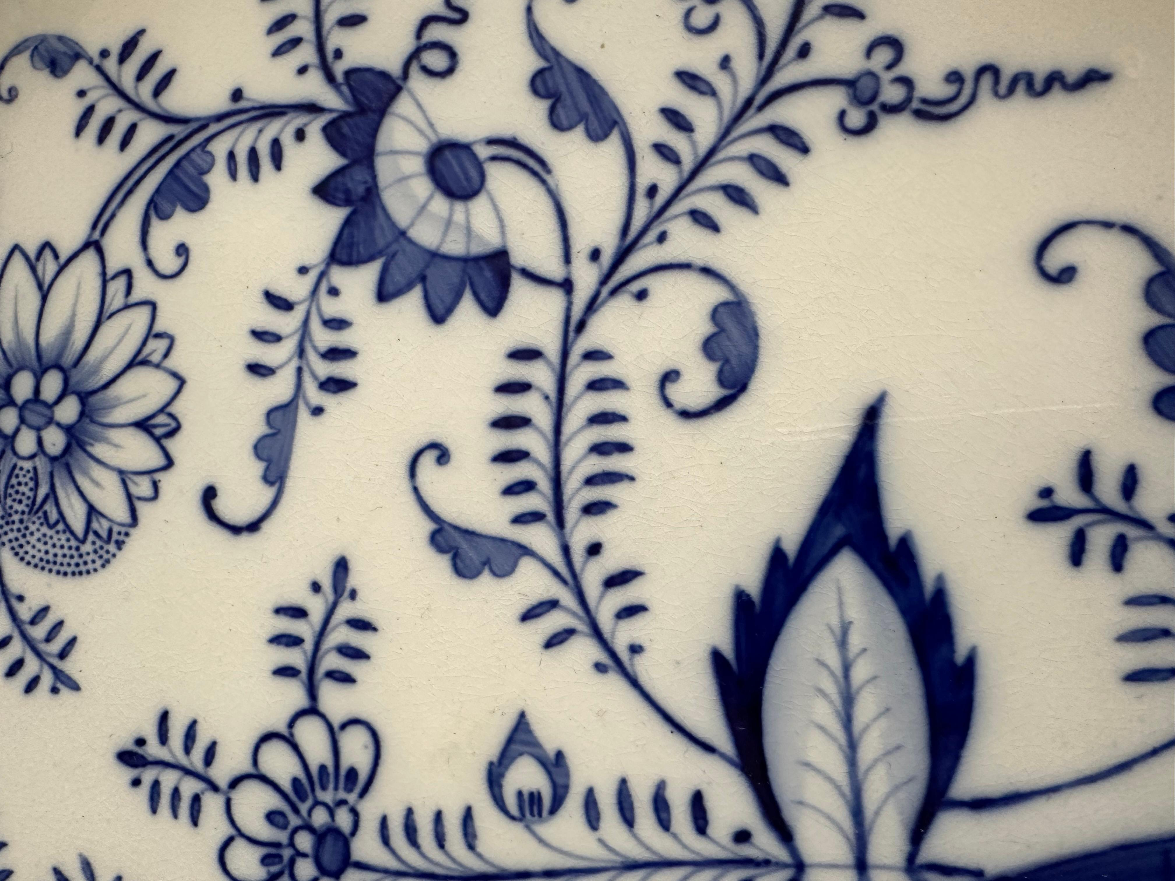 Grand plateau en porcelaine bleue de Delfts peint et émaillé à la main avec motif floral Bon état - En vente à Lisse, NL