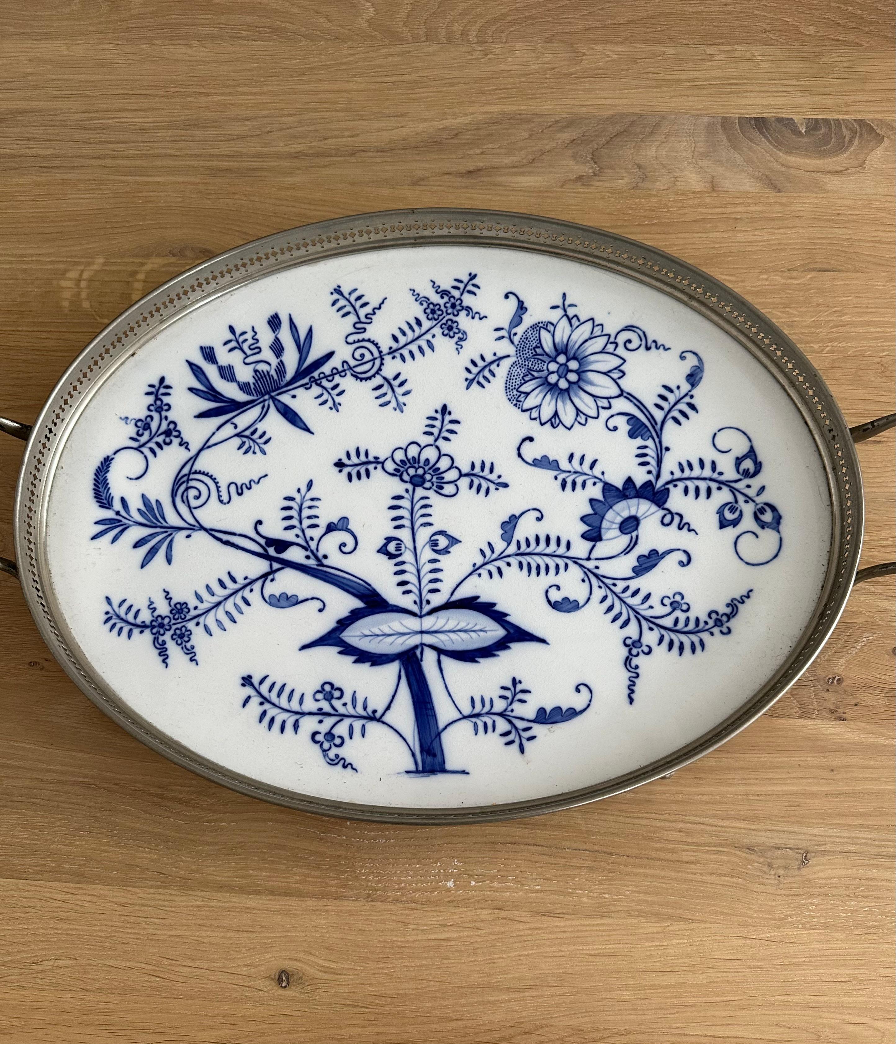 Grand plateau en porcelaine bleue de Delfts peint et émaillé à la main avec motif floral en vente 1
