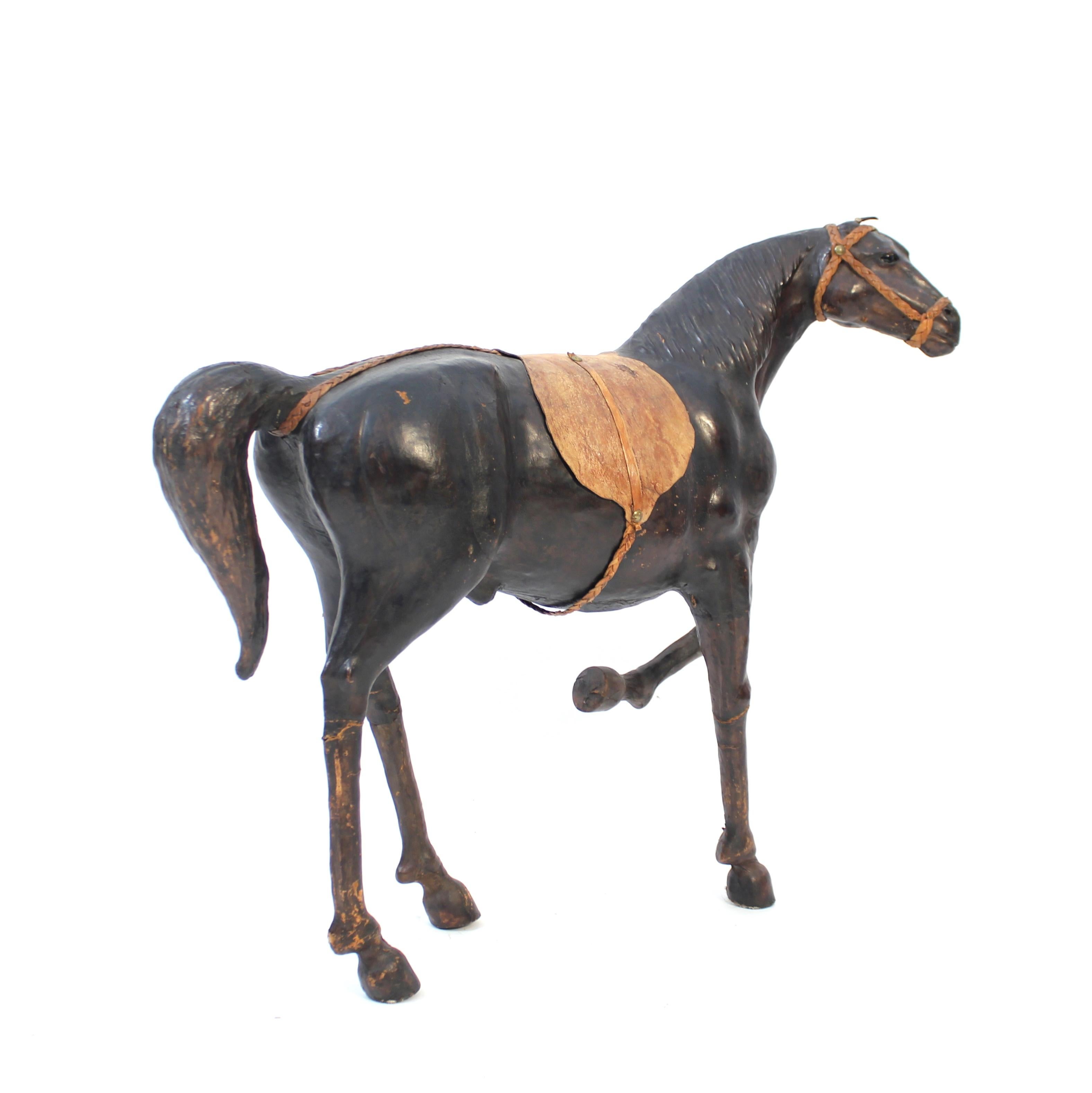 Large size horse model in genuine leather, 1970s In Good Condition For Sale In Uppsala, SE