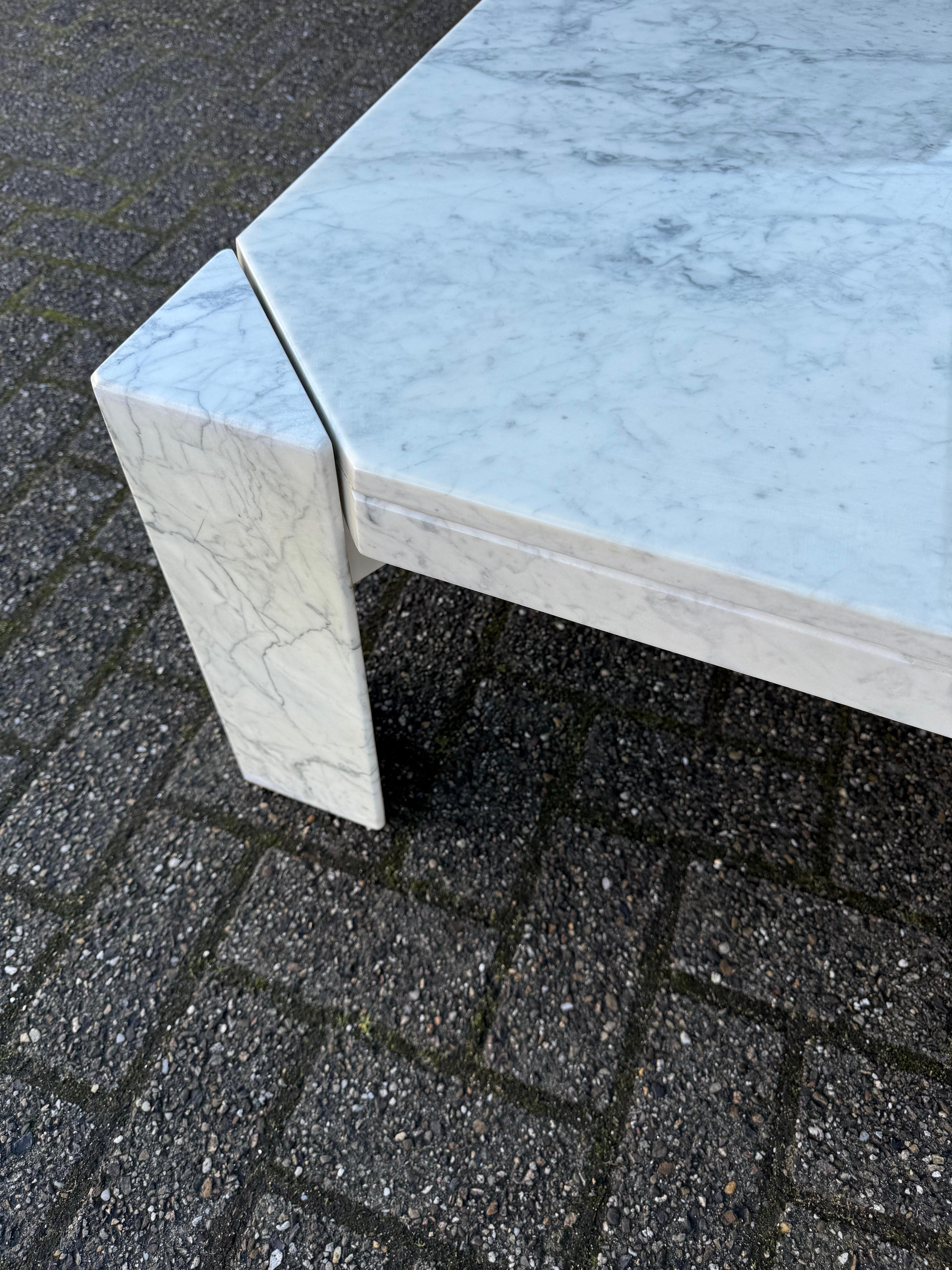 Grand en  Table à café ou à cocktail en marbre blanc du milieu du siècle, Design/One italien en vente 7