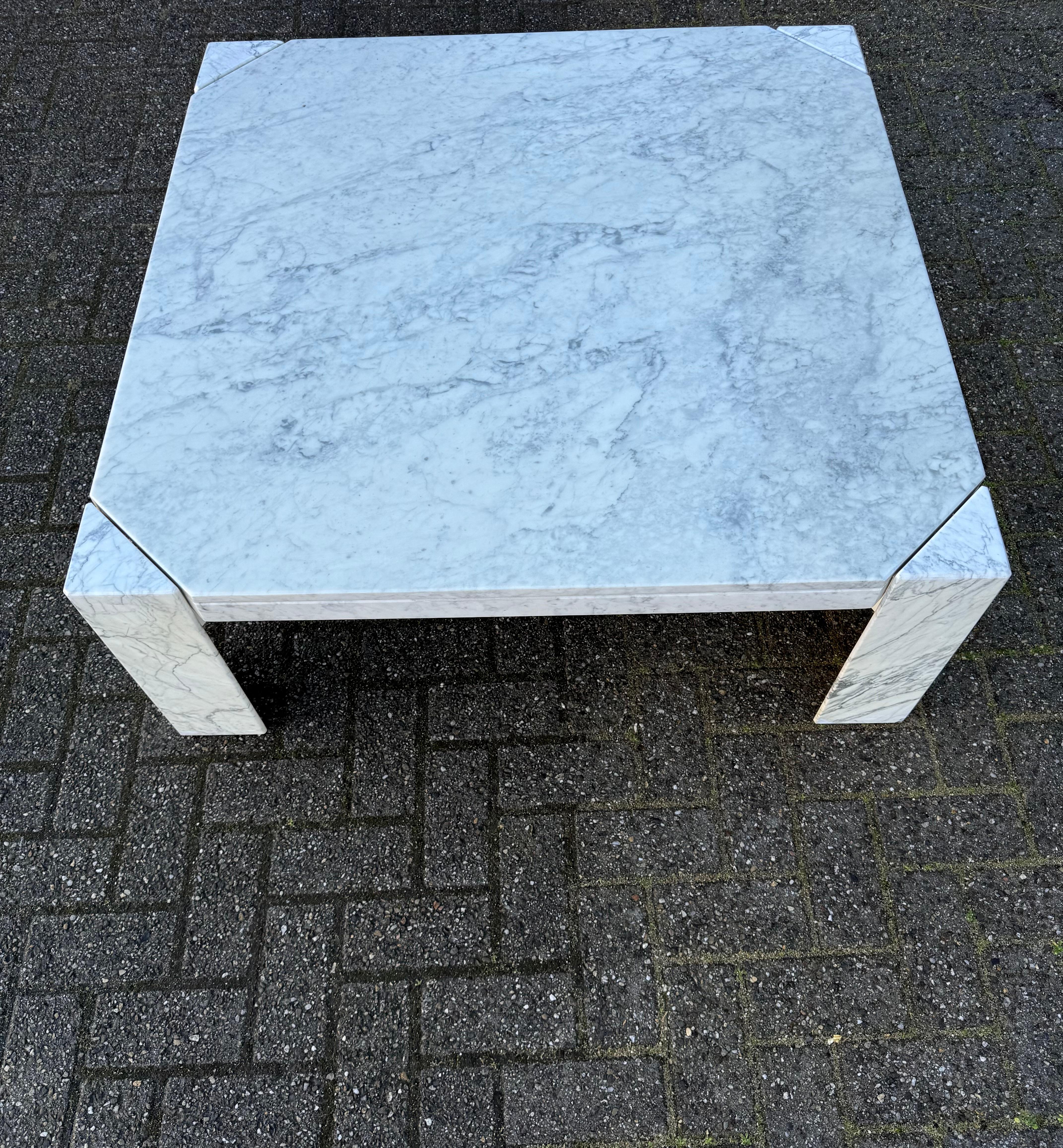 Grand en  Table à café ou à cocktail en marbre blanc du milieu du siècle, Design/One italien en vente 8