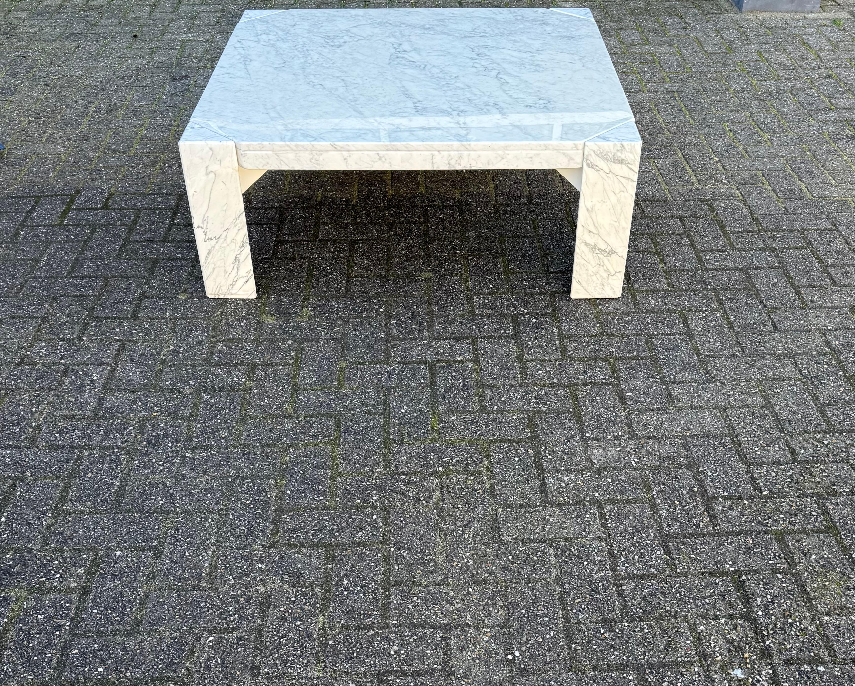 Grand en  Table à café ou à cocktail en marbre blanc du milieu du siècle, Design/One italien en vente 9