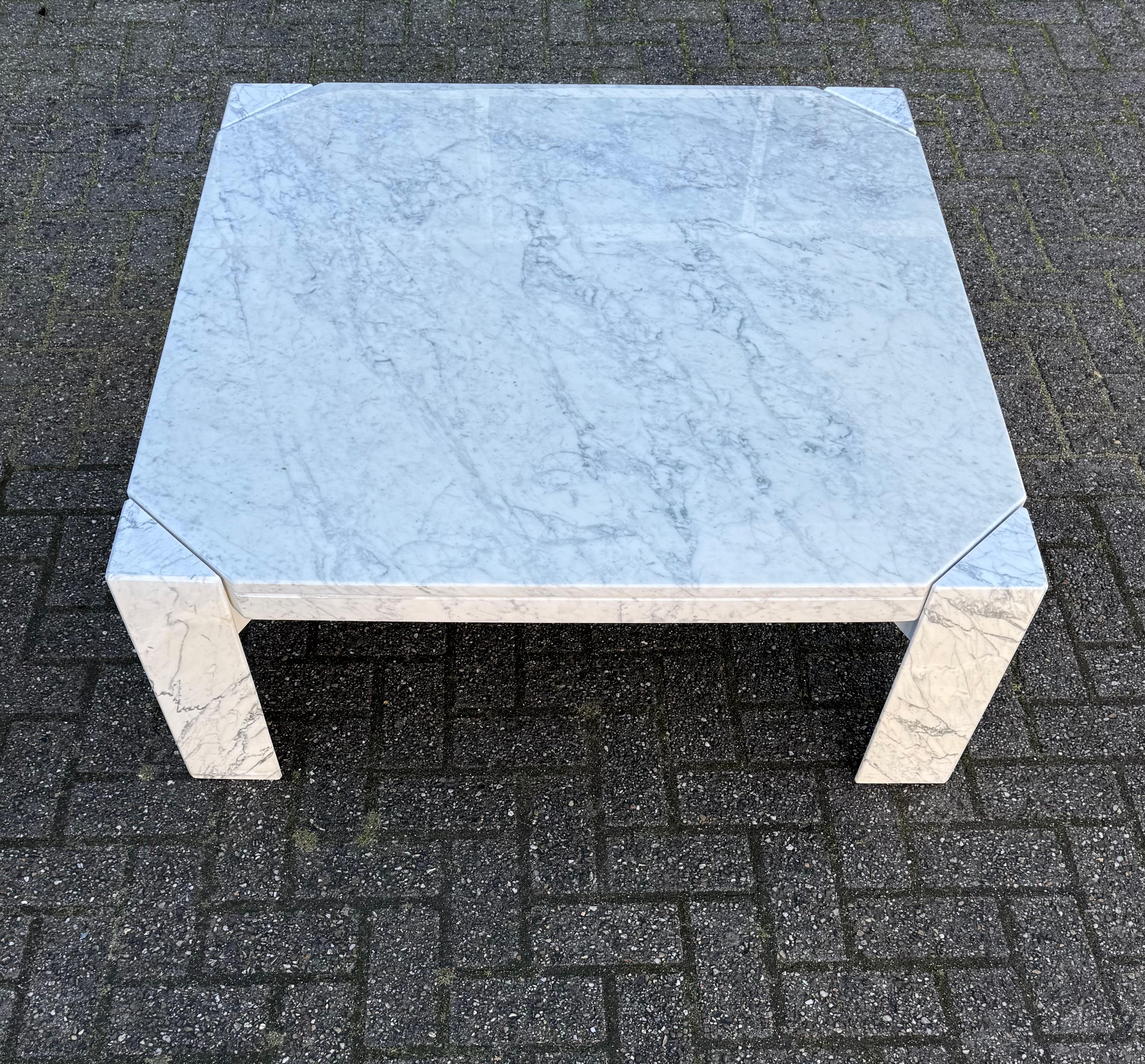 Table carrée en marbre italien, élégante et fonctionnelle. 

Cette grande table carrée en marbre en deux parties est accompagnée d'une base attrayante, symétrique et solide. Les deux sont en très bon, voire en excellent état. Grâce à son design