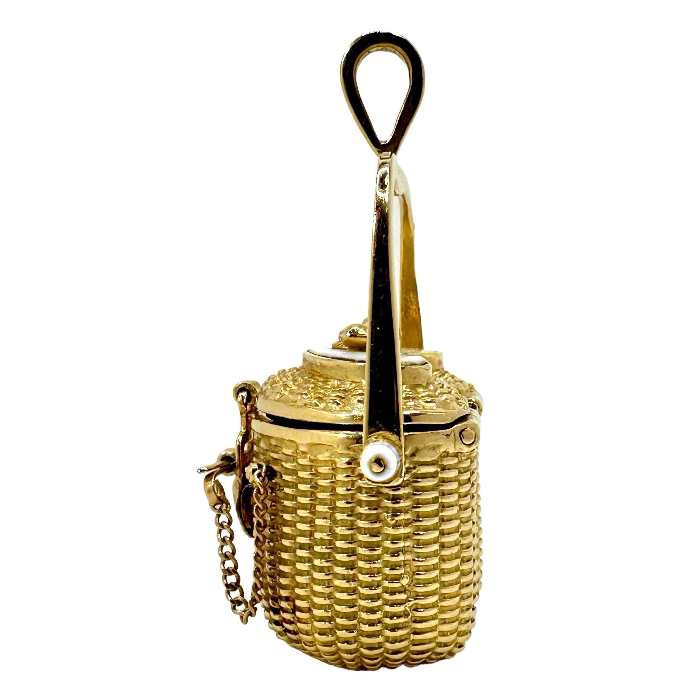 Large Size, Kidney Shape, 14K Gold Nantucket Basket Pendant by Diana Kim England In Good Condition In Palm Beach, FL
