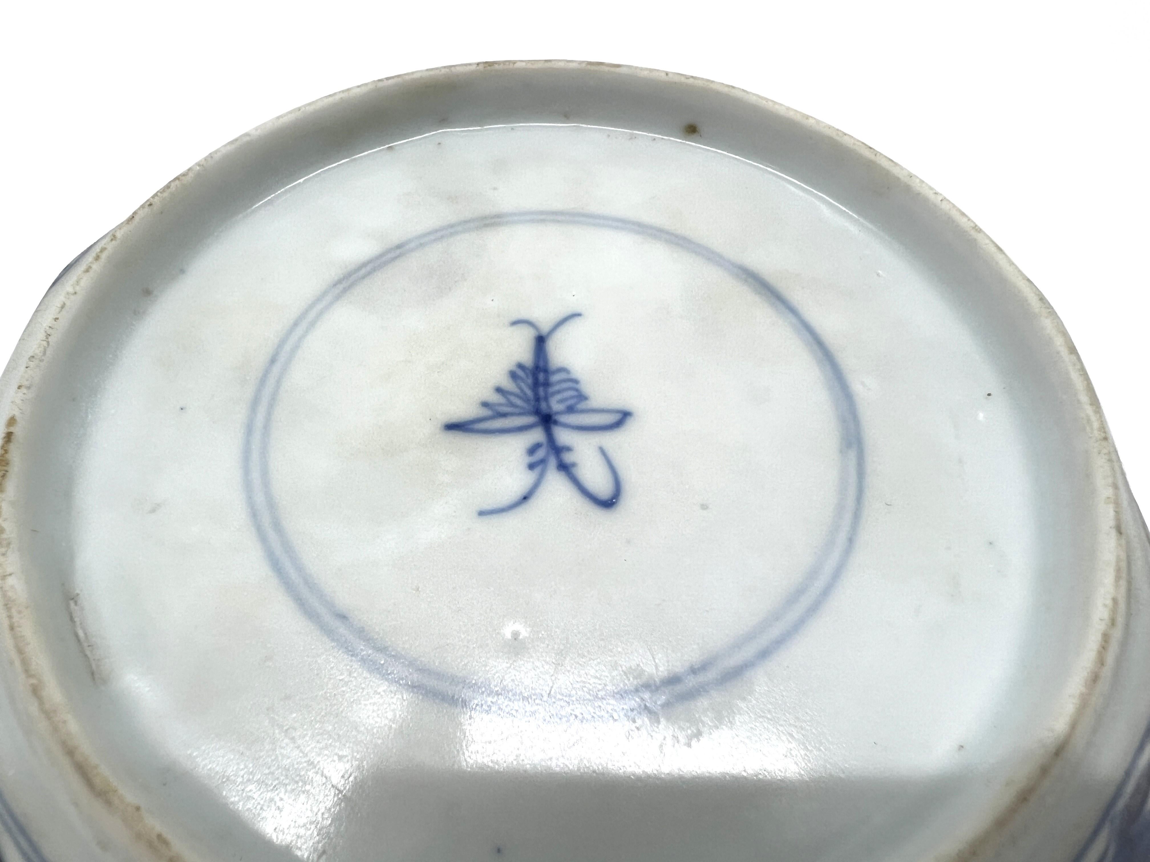Chinese Mid-size Octagonal Saucer, Qing Dynasty, Kangxi era, circa 1690. For Sale