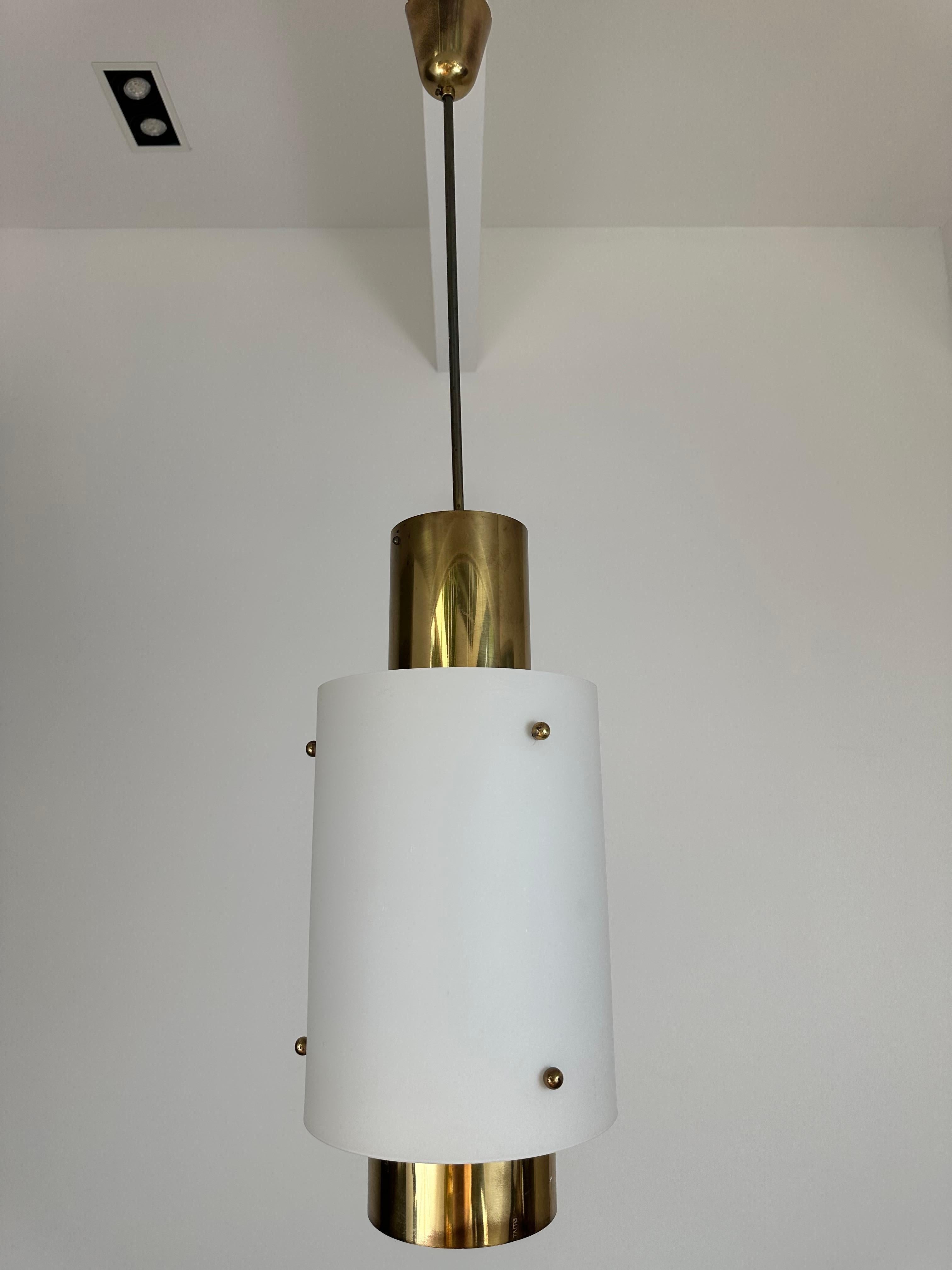 Lampada a sospensione di grandi dimensioni di Paavo Tynell degli anni '50.  Le luci sono state originariamente vendute alla città di Ikaalinen (Finlandia) dove sono state utilizzate nella scuola elementare di Ikaalinen fino alla chiusura della