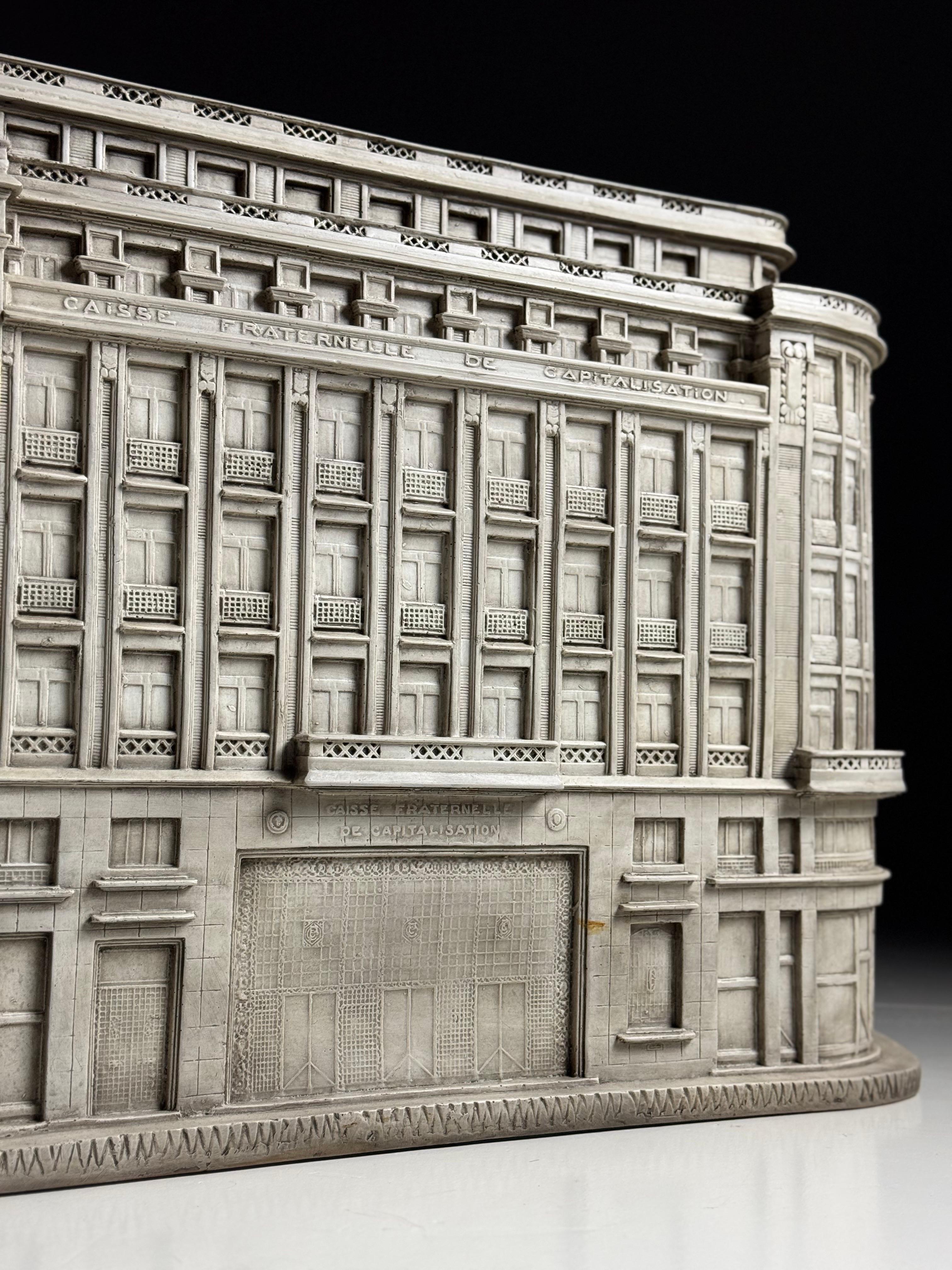 Modello in scala di grandi dimensioni della Caisse Fraternelle Lille in vendita 7