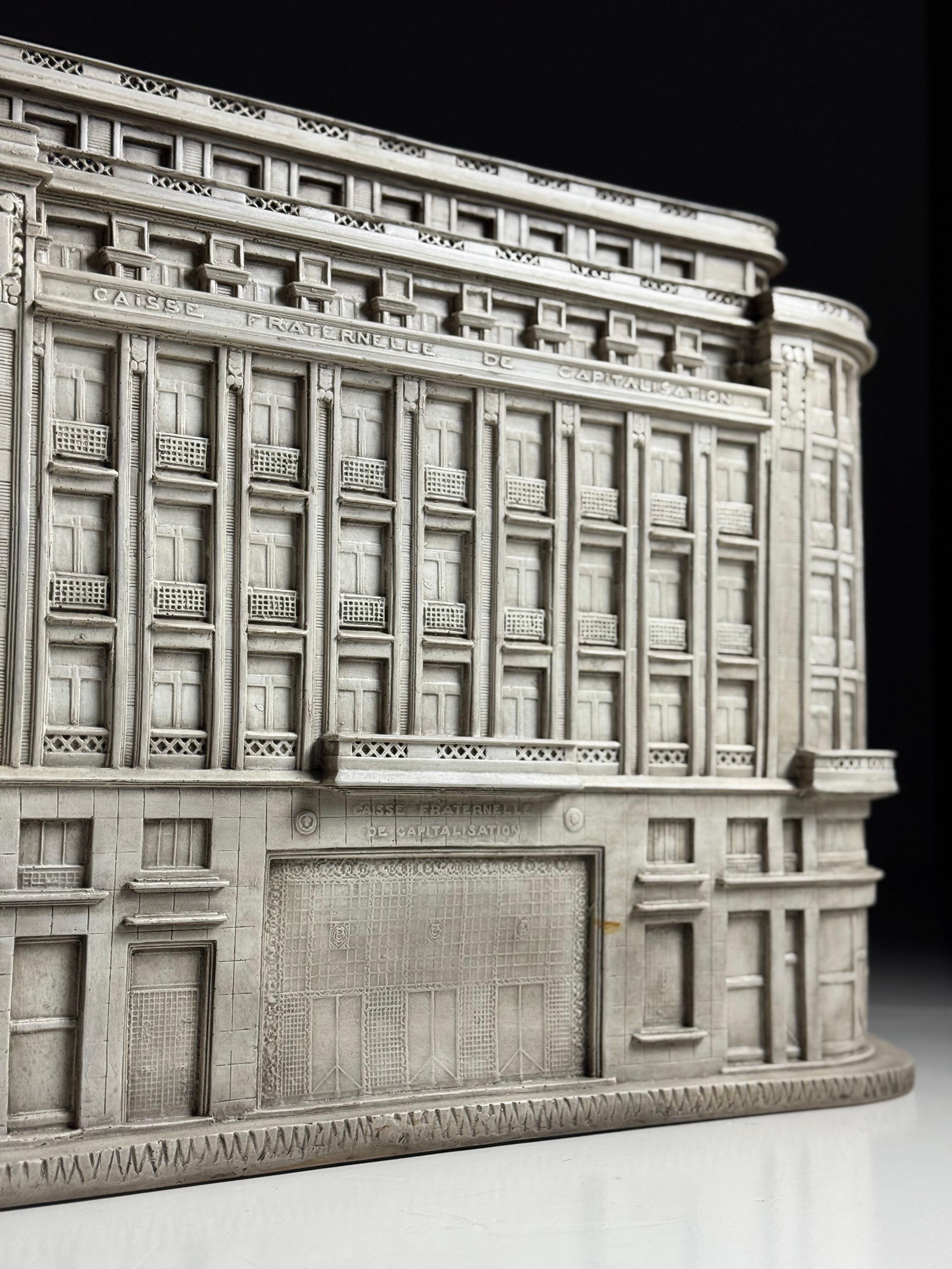 Modello in scala di grandi dimensioni della Caisse Fraternelle Lille in vendita 9