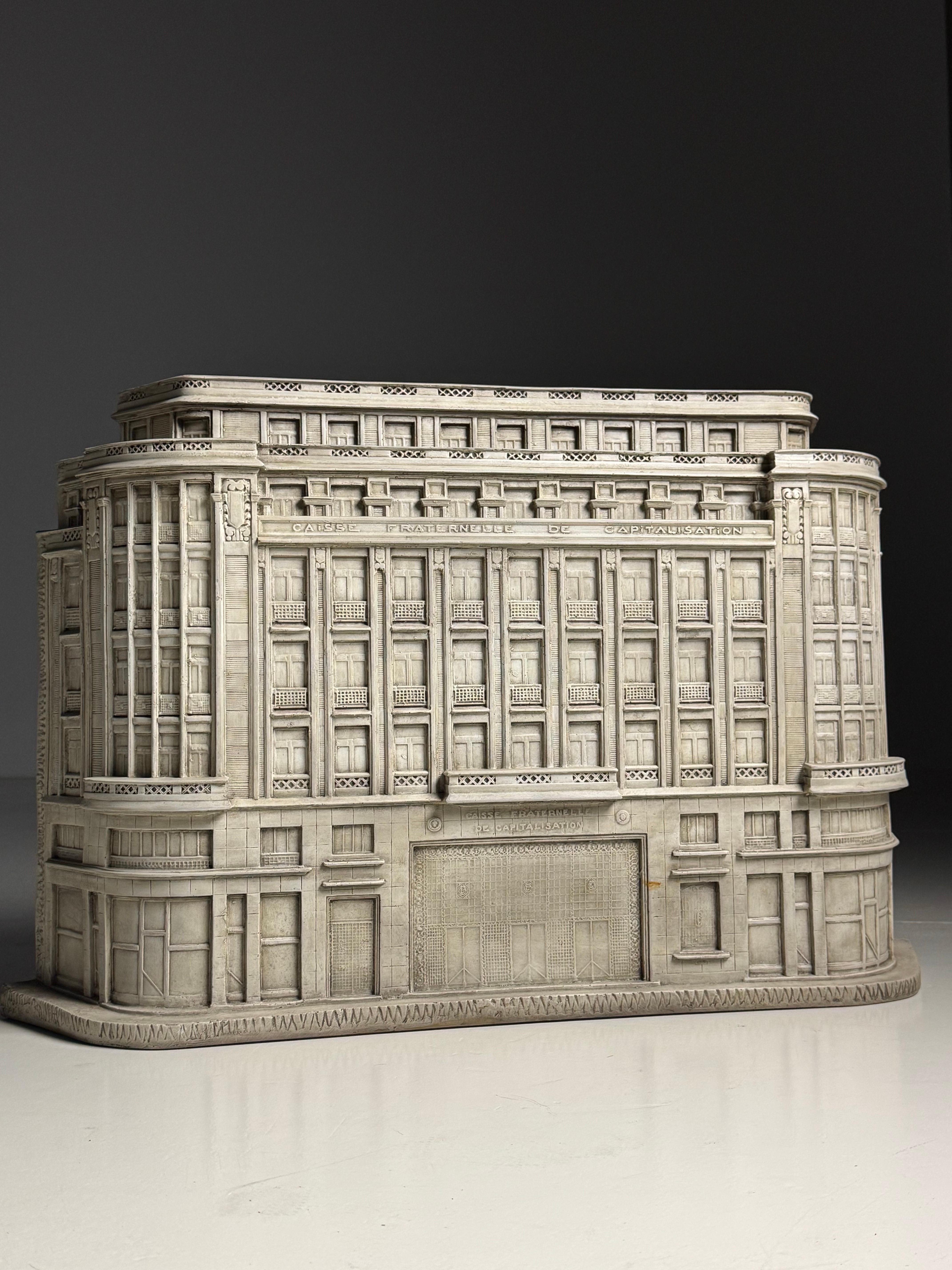 Legno Modello in scala di grandi dimensioni della Caisse Fraternelle Lille in vendita