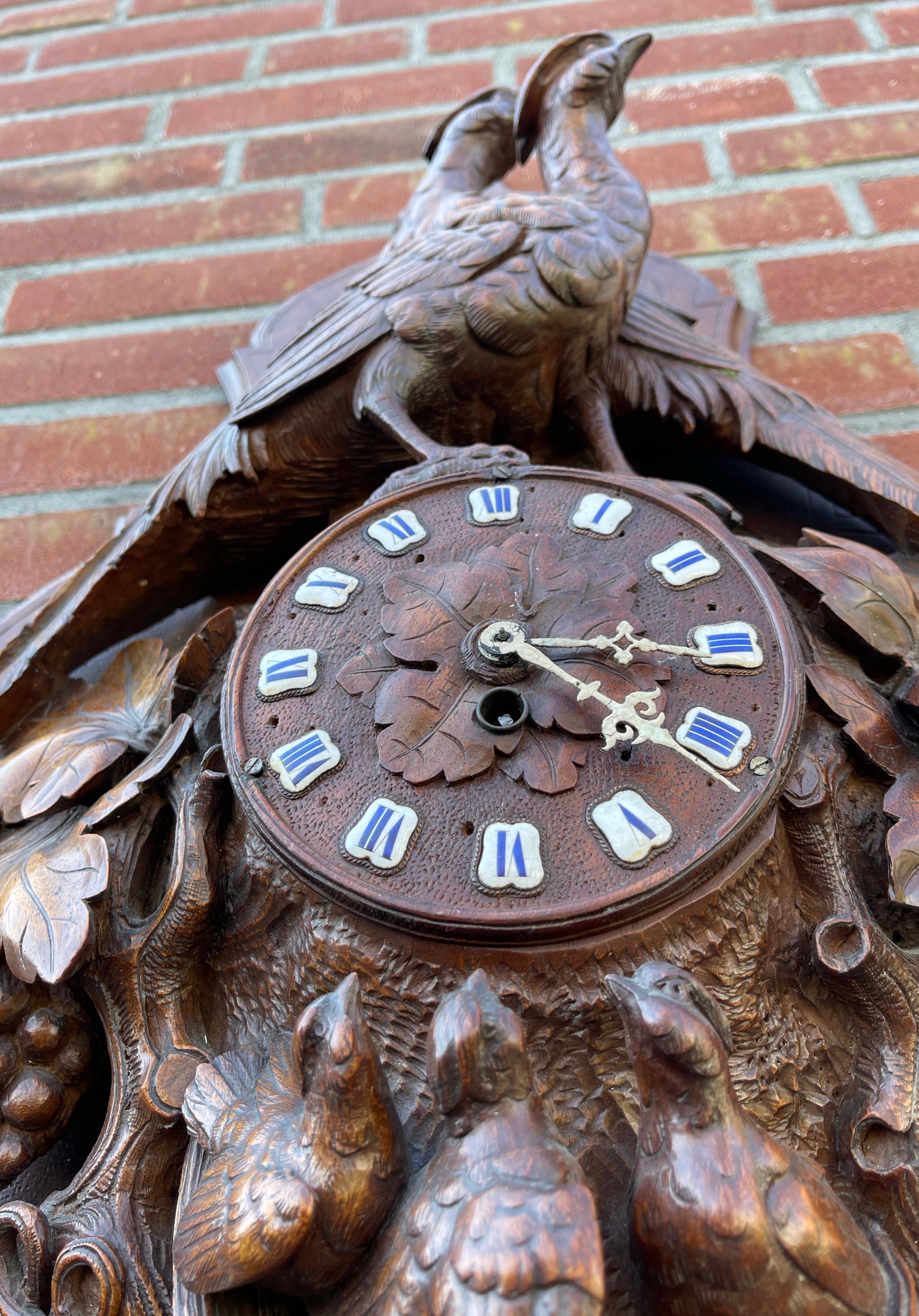 Large Swiss Black Forest Hand Carved Wall Clock Plaque with Pheasant Sculptures In Excellent Condition For Sale In Lisse, NL