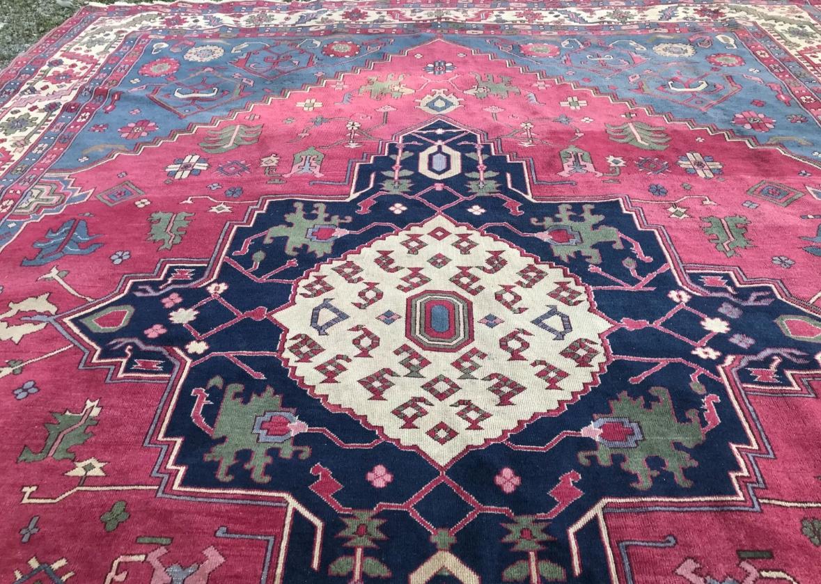 Large-Size Turkish Serapi Hand-Knotted Rug in Mint Condition In Good Condition For Sale In Shamokin Dam, PA